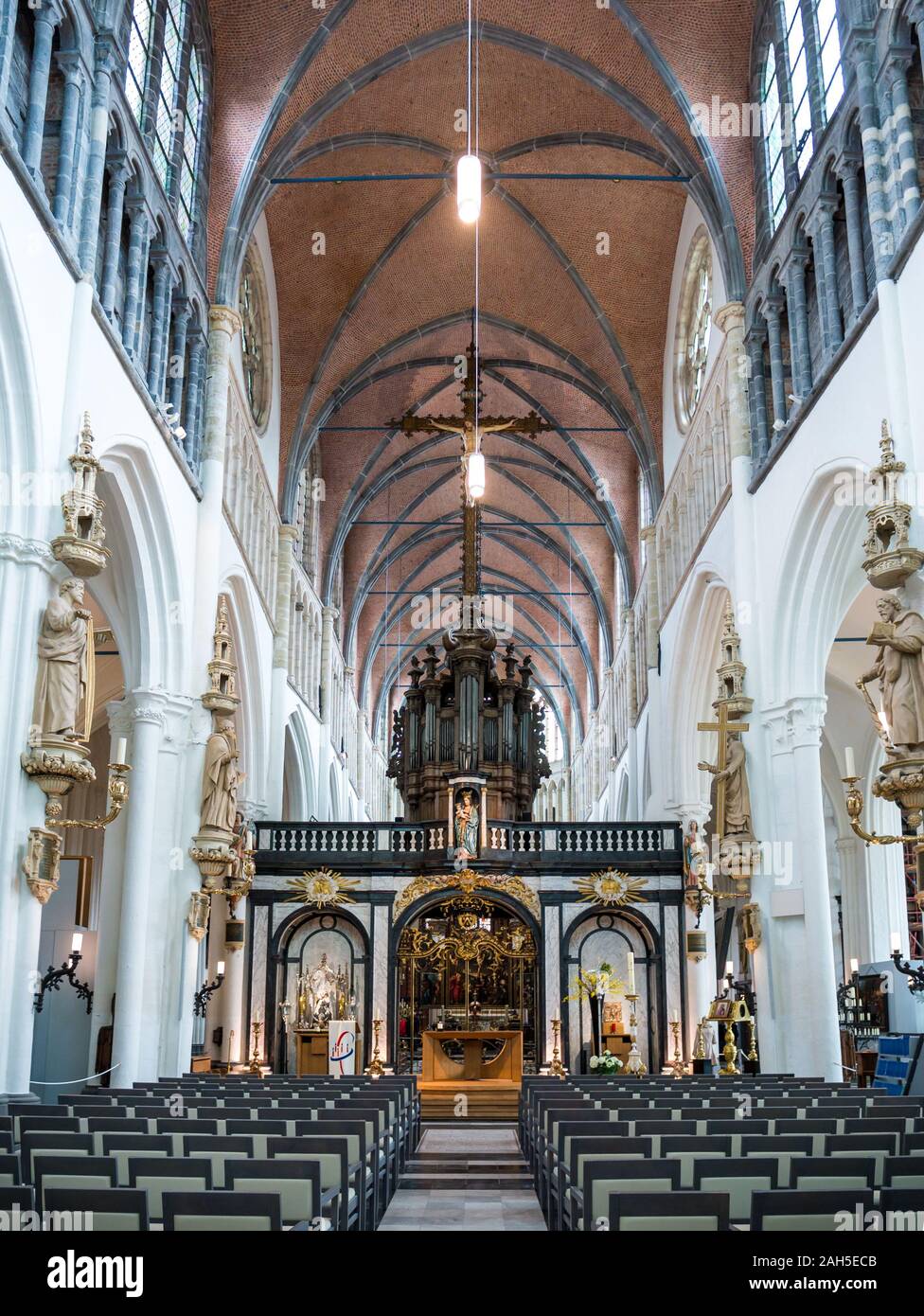 Interno della chiesa di Nostra Signora, Onze-Lieve-Vrouwekerk, a Bruges, Fiandre Occidentali, Belgio Foto Stock
