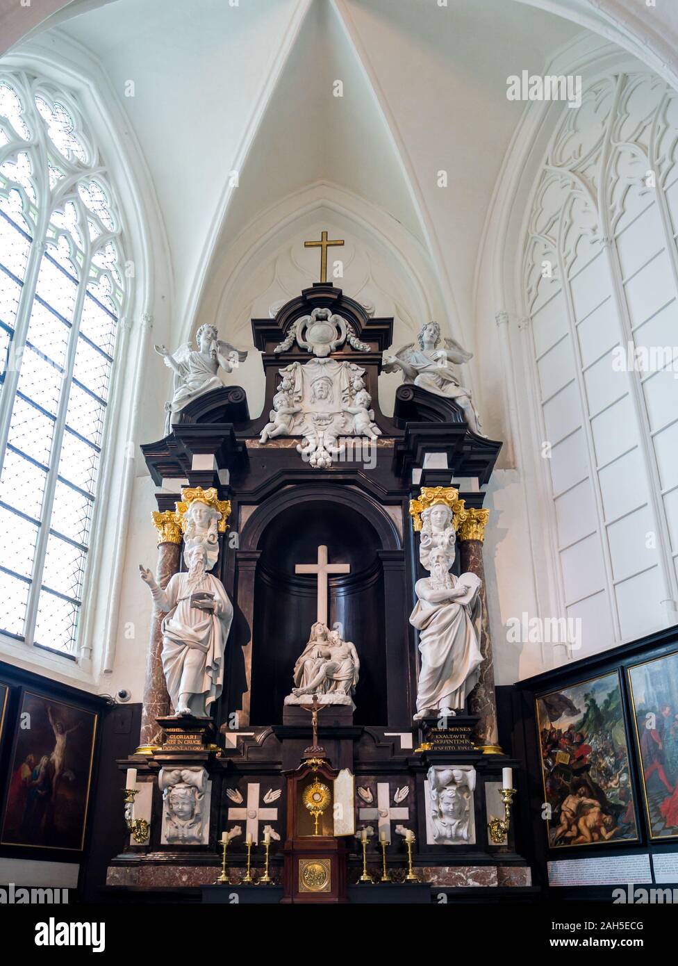 Interno della chiesa di Nostra Signora, Onze-Lieve-Vrouwekerk, a Bruges, Fiandre Occidentali, Belgio Foto Stock