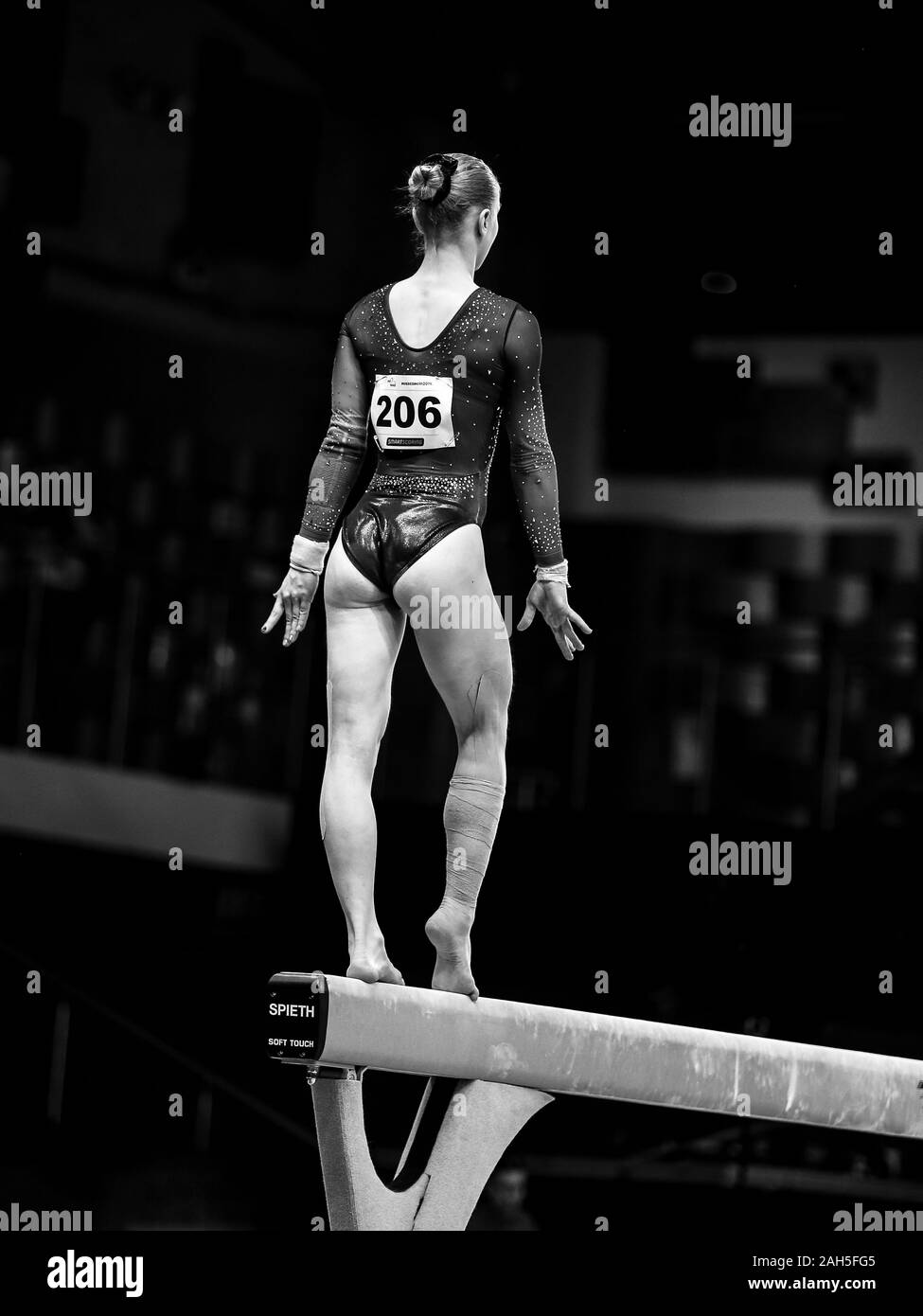 Szczecin, Polonia, 11 Aprile 2019: Valeriia Osipova dell'Ucraina compete sul fascio di equilibrio durante l'Europeo di ginnastica artistica campionati Foto Stock