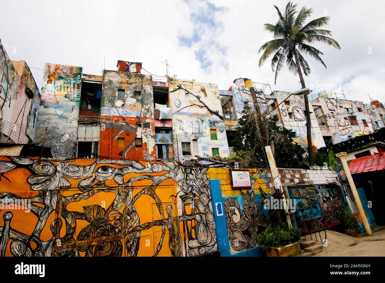 Installazioni artistiche all'interno di Hamel's Alley a l'Avana, Cuba Foto Stock