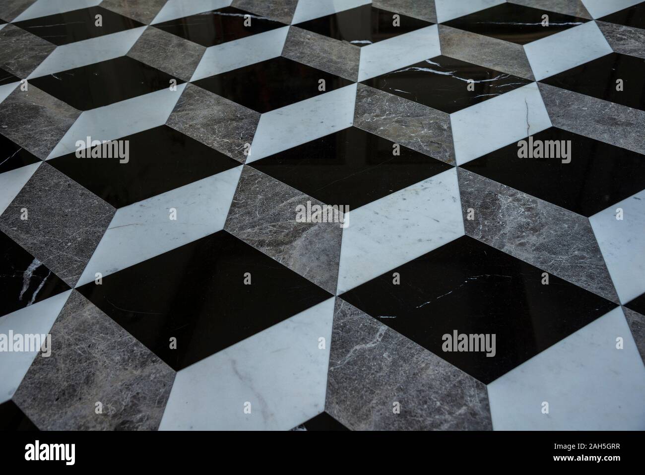 Bianco e nero lucido pavimento di marmo Foto stock - Alamy