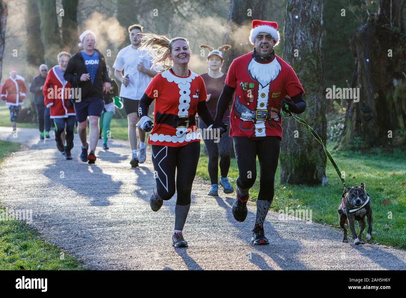 Chippenham, Wiltshire, Regno Unito. 25th dicembre 2019. I corridori in vestito di fantasia sono ritratti mentre prendono parte ad un parkrun 5km di Natale di mattina presto in Monkton Park, Chippenham, Wiltshire. 400-500 persone hanno partecipato all'evento con molti vestirsi in abito elegante. Credito: Lynchpics/Alamy Live News Foto Stock