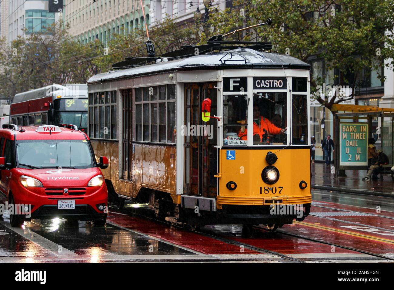 Vintage Milanese o tram tram del patrimonio sulla strada del mercato in un giorno di pioggia a San Francisco, Stati Uniti d'America Foto Stock