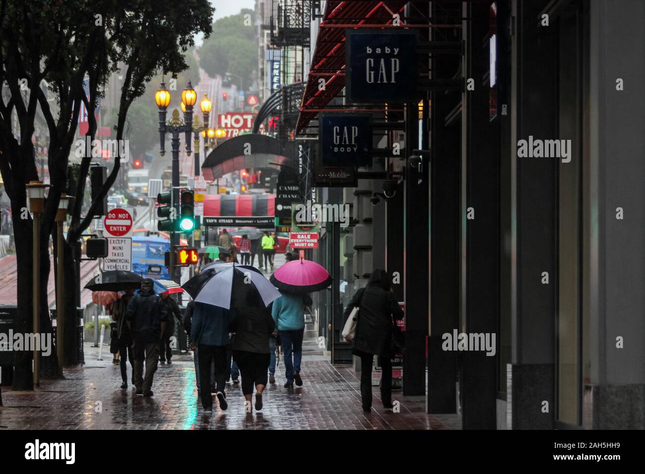 Persone con ombrelloni su Powell Street in un giorno di pioggia a San Francisco, Stati Uniti d'America Foto Stock