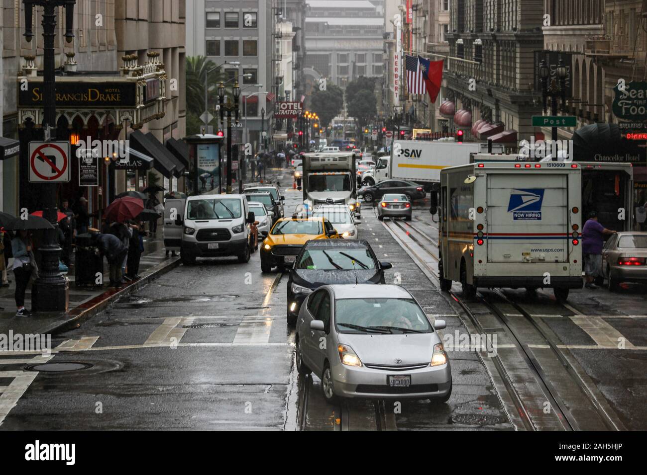 Il traffico mattutino a Powell Street in una piovosa giornata d'autunno a San Francisco, Stati Uniti d'America Foto Stock