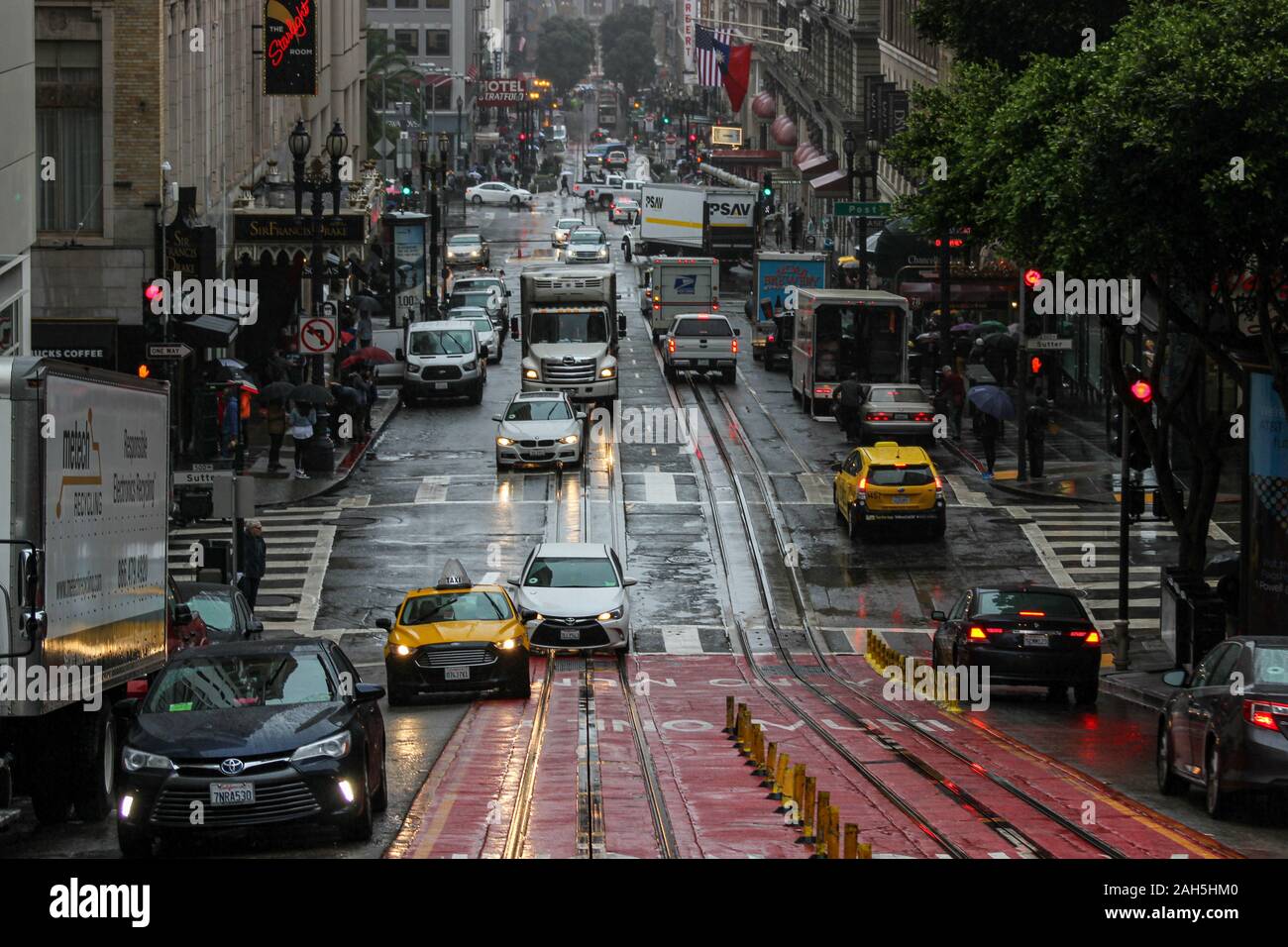 Powell Street view in un giorno di pioggia dal retro di una macchina di cavo a San Francisco, Stati Uniti d'America Foto Stock