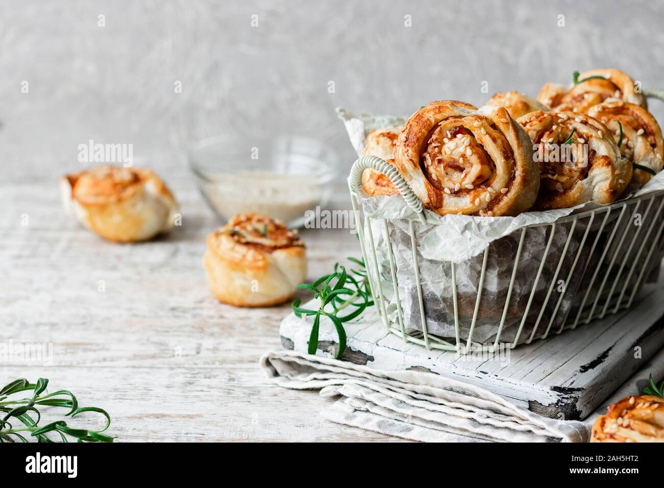 Lumache Di Amaro E Pasta Sfoglia Con Pancetta E Semi Di Sesamo Confortevole E Semplice Cibo Foto Stock Alamy