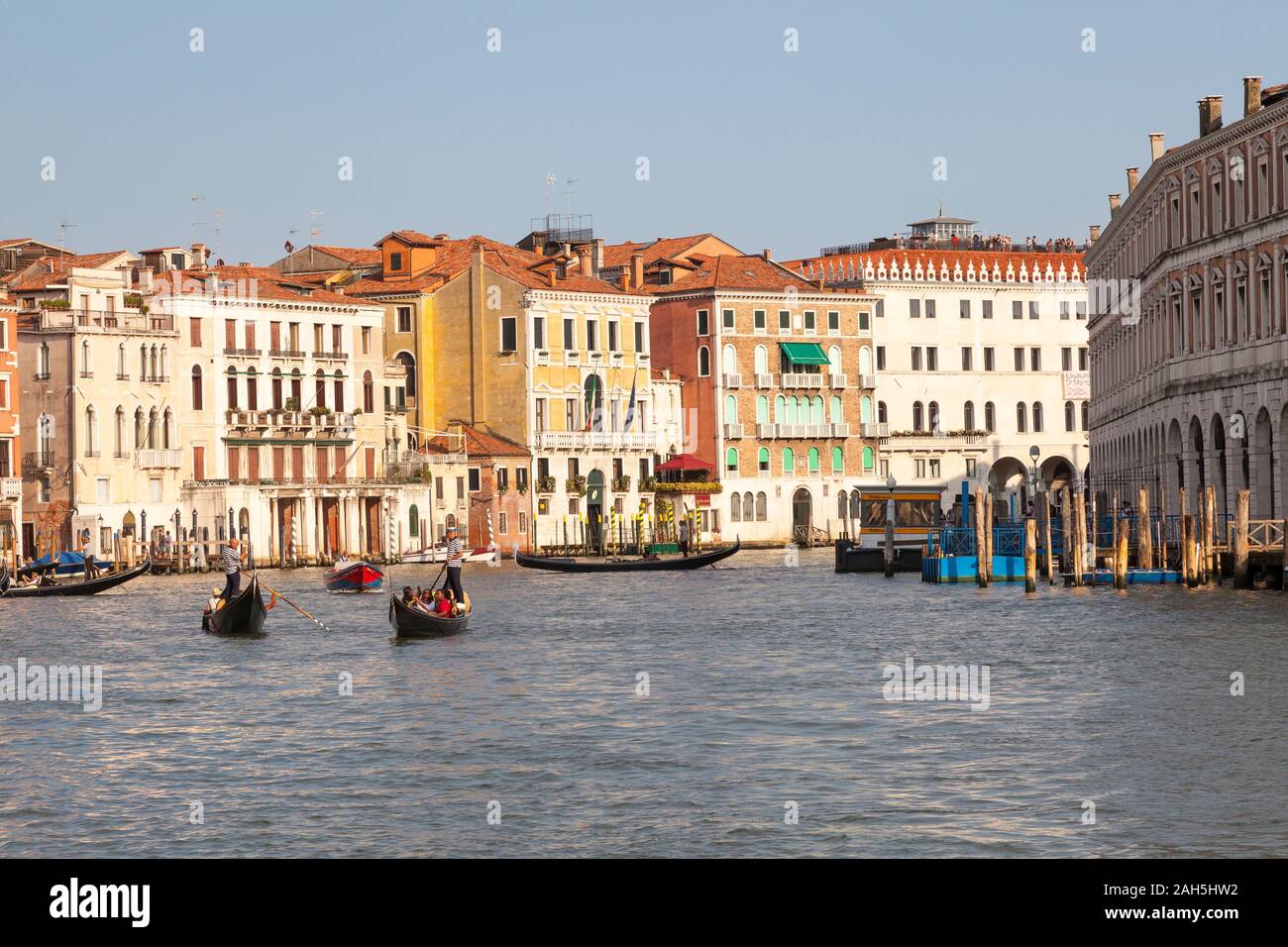 Tramonto sul Canal Grande , Venezia, Veneto, Italia con gondole piena di turisti e palazzi veneziani in Cannaregio e la zona di Rialto San Polo Foto Stock