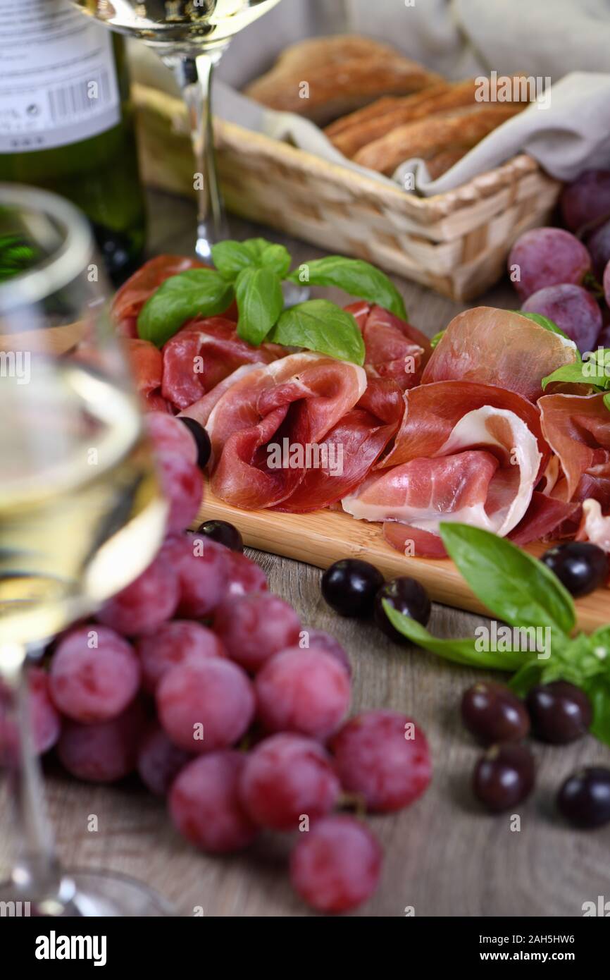 Antipasto. Set vino snack sun-prosciutto jamon con uve e olive Foto Stock