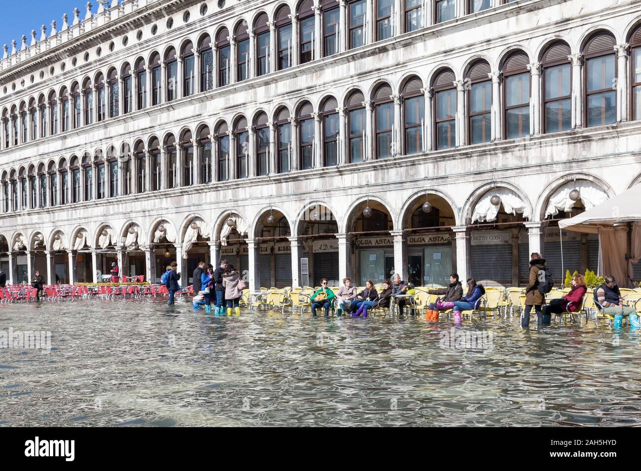 Acqua Alta inondazioni durante l estrema alta marea Piazza San Marco, Venezia, Italia Foto Stock