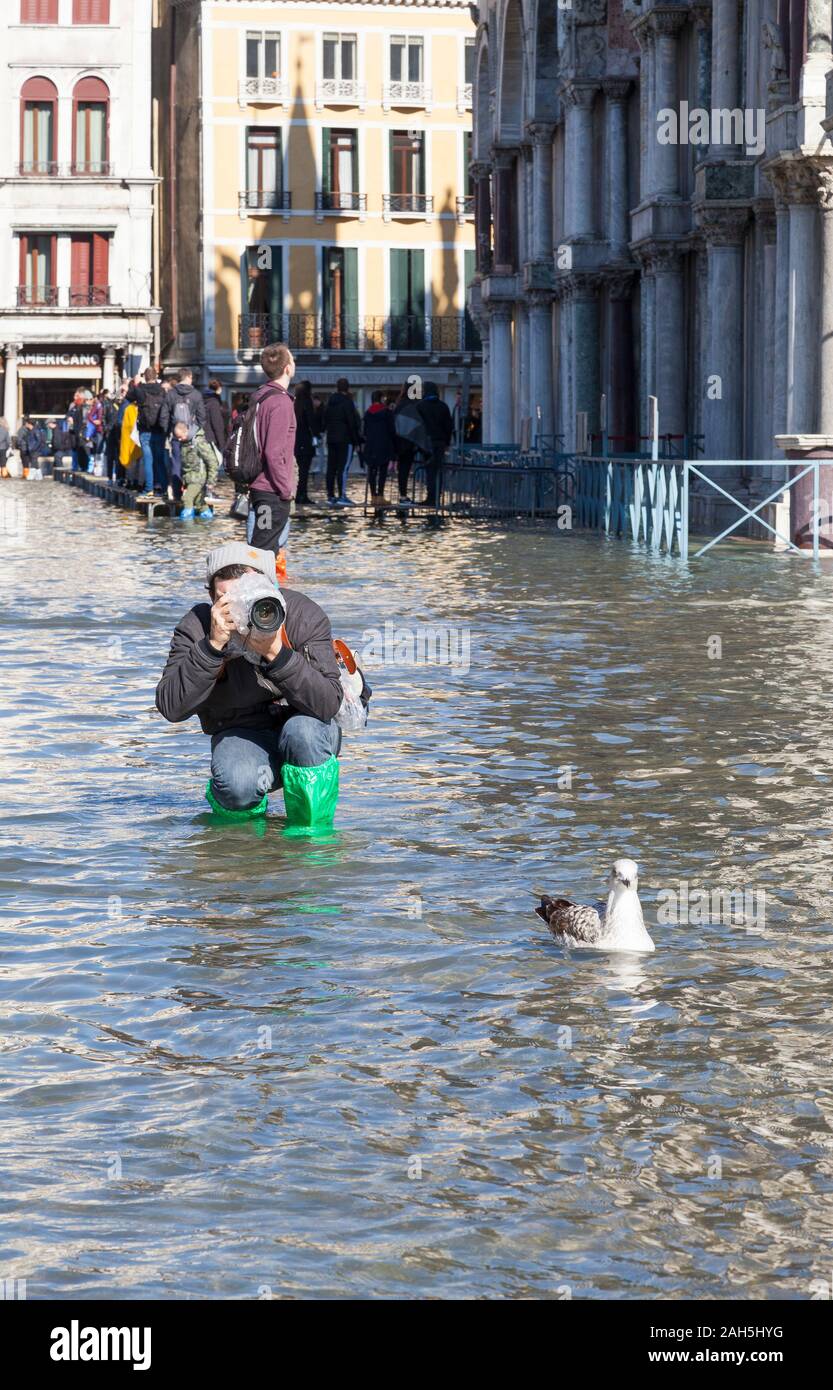Acqua Alta inondazioni durante l estrema alta marea Piazza San Marco, Venezia, Italia Foto Stock