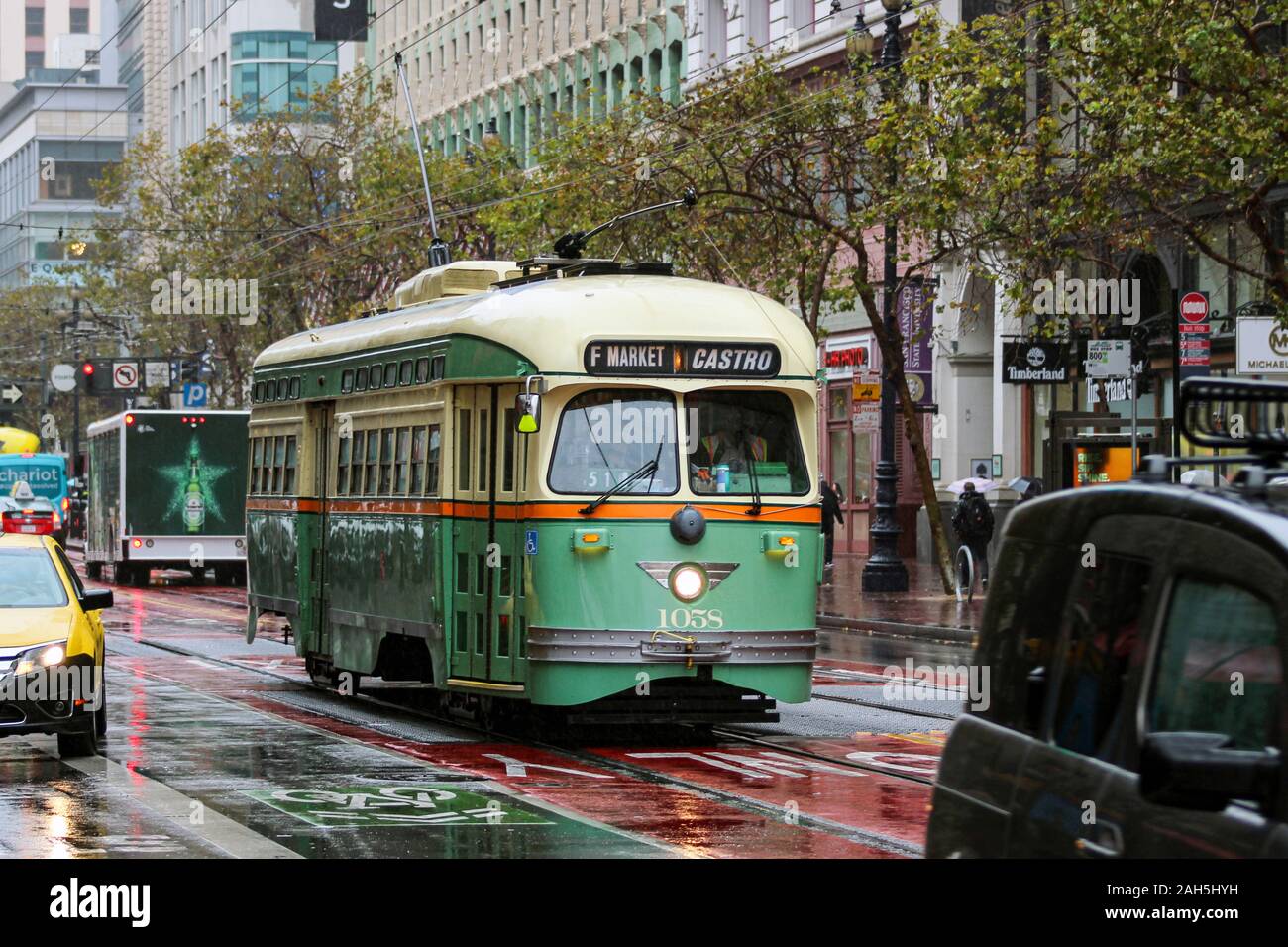 Heritage tram su Market Street a San Francisco, Stati Uniti d'America Foto Stock