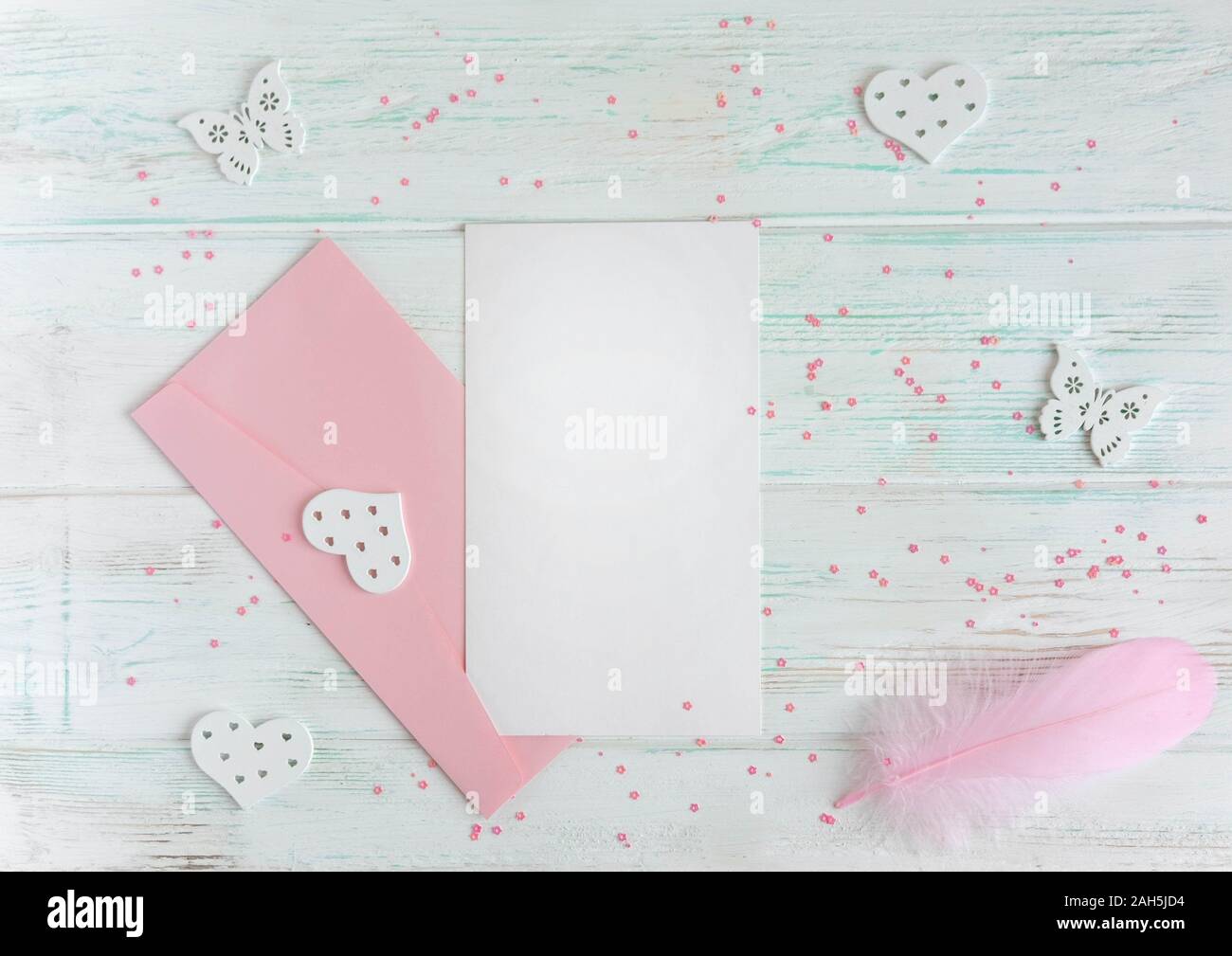 Modello per caratteri, una lettera con la busta e la penna di colore rosa Foto Stock