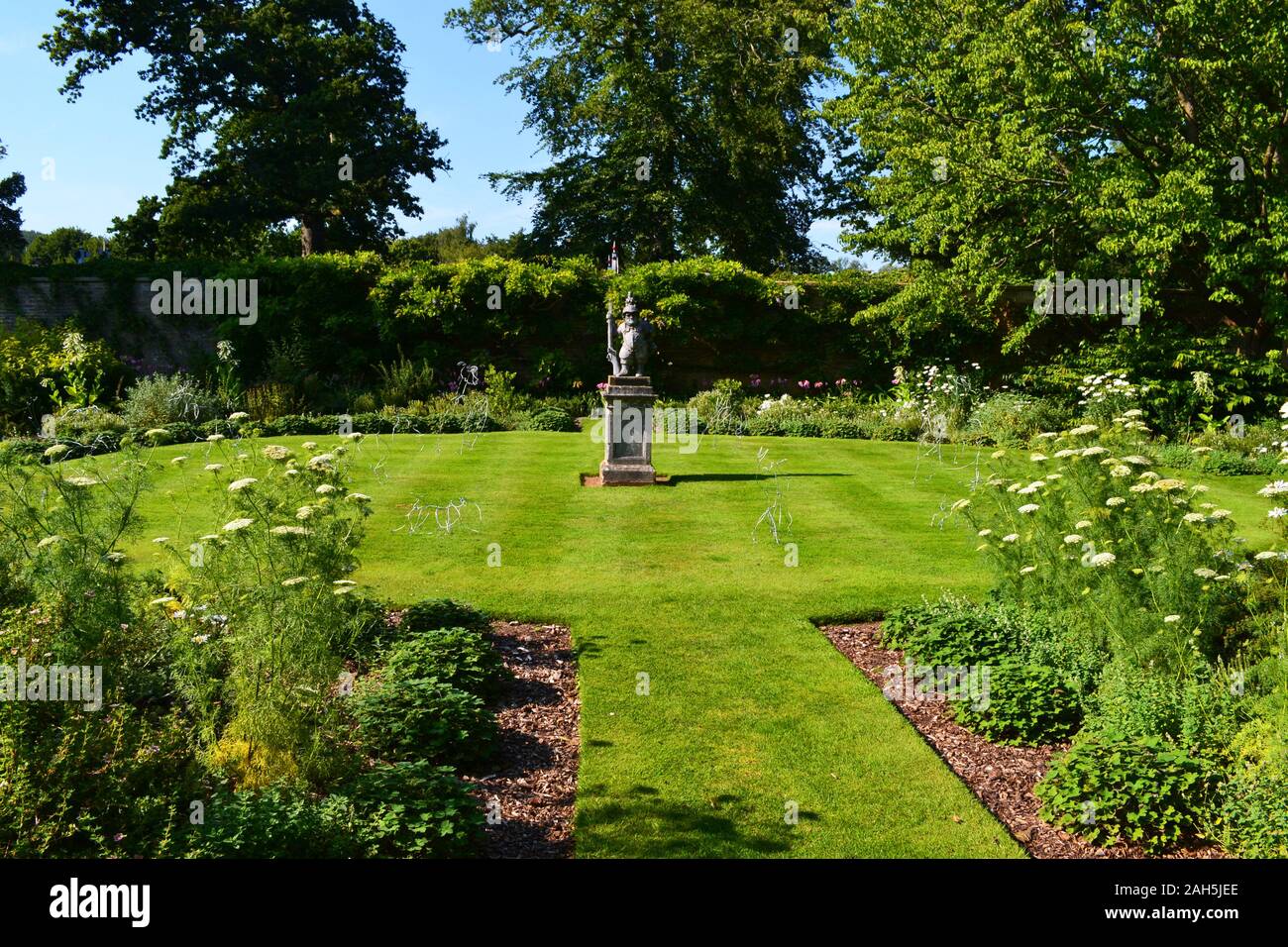 Statua nei giardini a Longleat Safari Park, Warminster, Wiltshire, Inghilterra, Regno Unito Foto Stock
