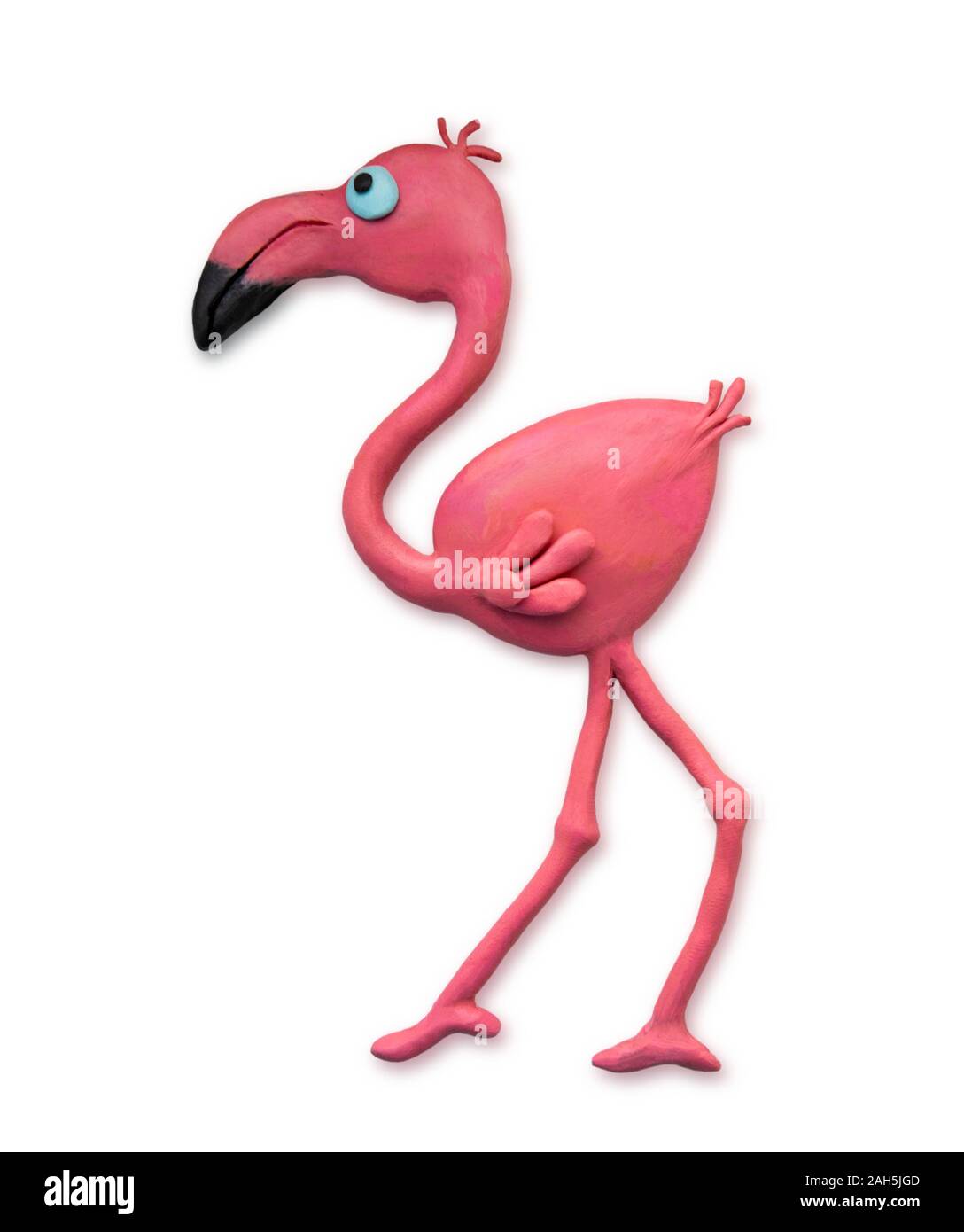 Plastilina cartoon flamingo closeup isolati su sfondo bianco. Plastilina bird cast a mano. Vista da sopra. Foto Stock