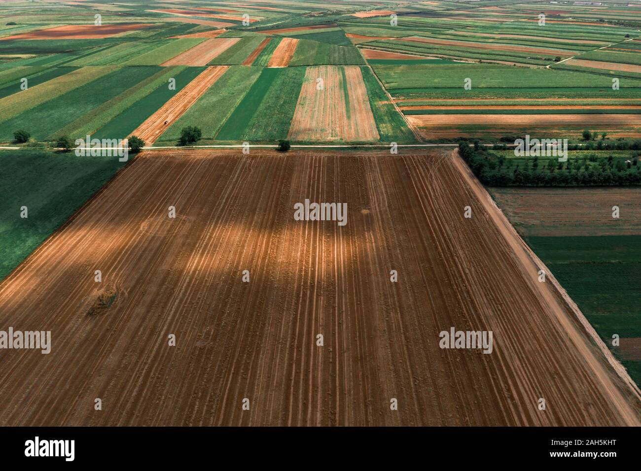 Vista aerea della campagna agricola patchwork di campo da fuco pov come astratta sfondo agricolo Foto Stock