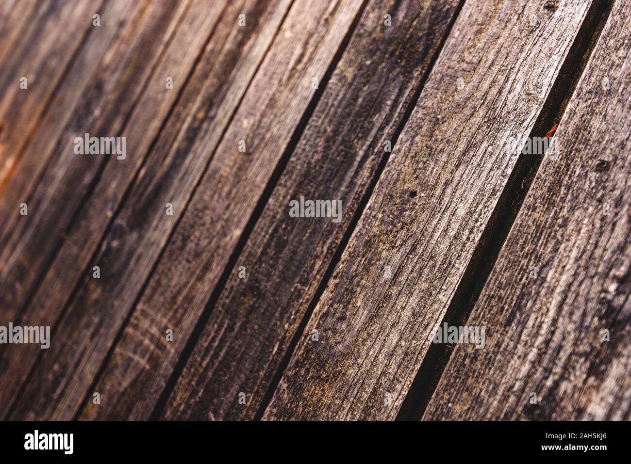 Modello diagonale dell'usura dei rivestimenti in legno per pavimenti come sfondo con il fuoco selettivo Foto Stock