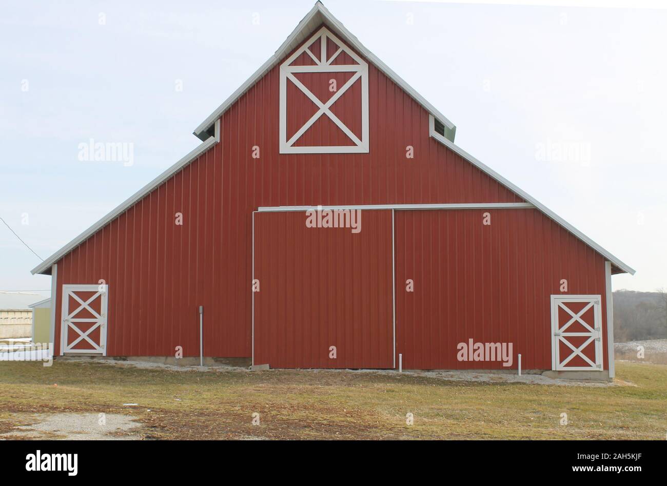 Granaio rosso con porte e granai in rural Iowa Foto Stock