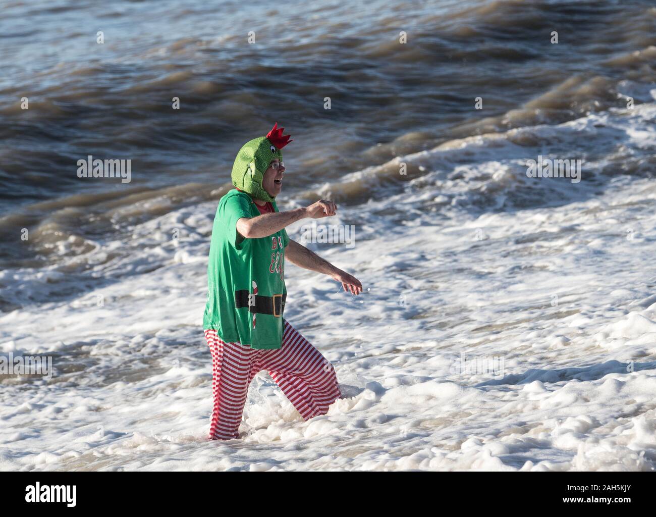 Nuotatori brave fredde acque della spiaggia di Brighton il giorno di Natale 2019, mare temperatura di 12,1°C / 53,7°F Foto Stock