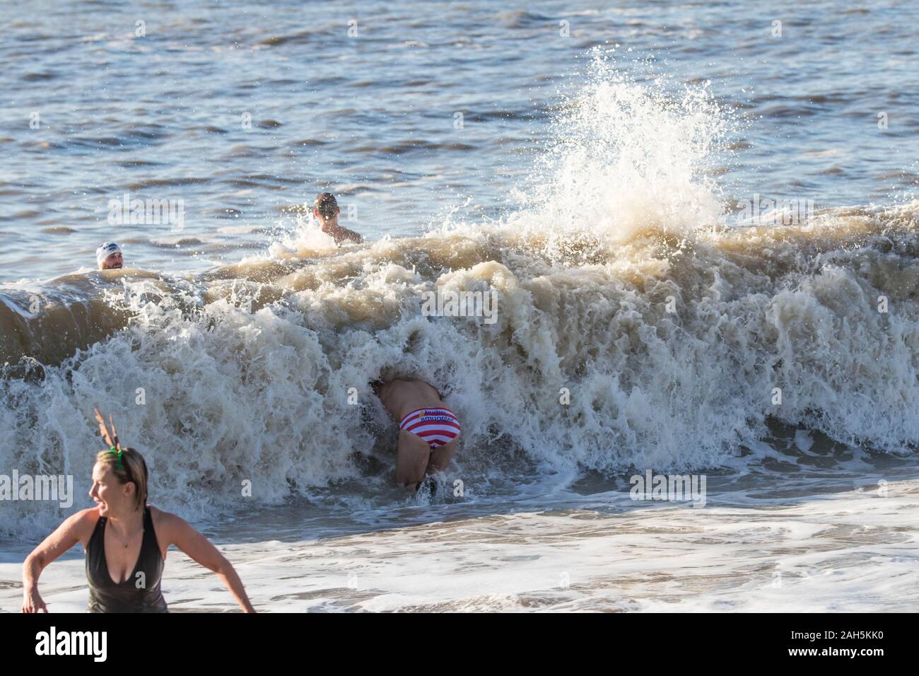 Nuotatori brave fredde acque della spiaggia di Brighton il giorno di Natale 2019, mare temperatura di 12,1°C / 53,7°F Foto Stock