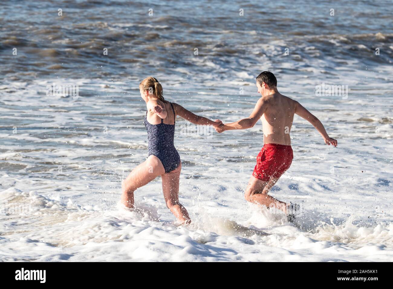 Nuotatori brave fredde acque della spiaggia di Brighton il giorno di Natale 2019, mare temperatura di 12,1°C / 53,7°F Foto Stock
