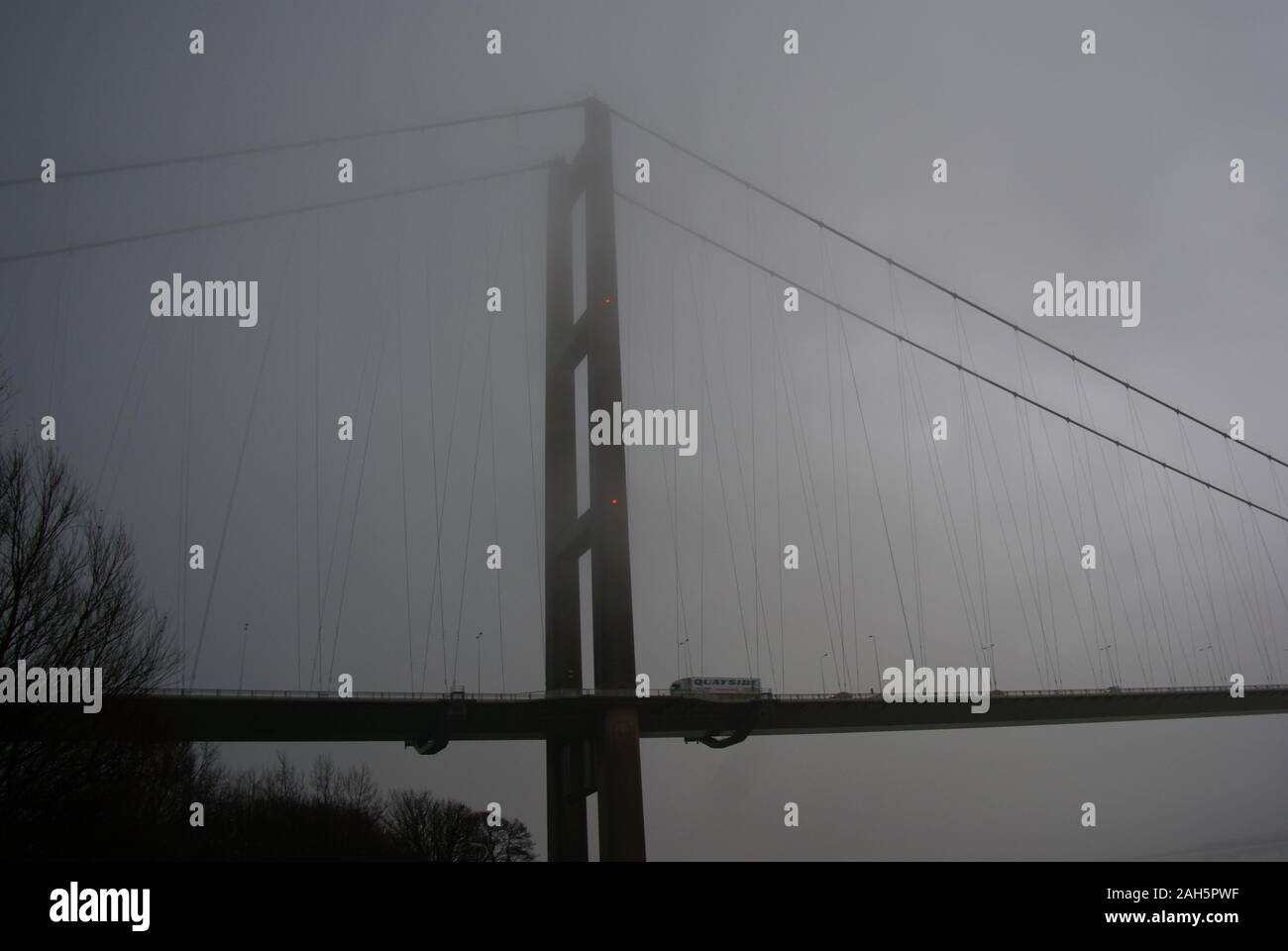 Il Humber Bridge nella nebbia Foto Stock