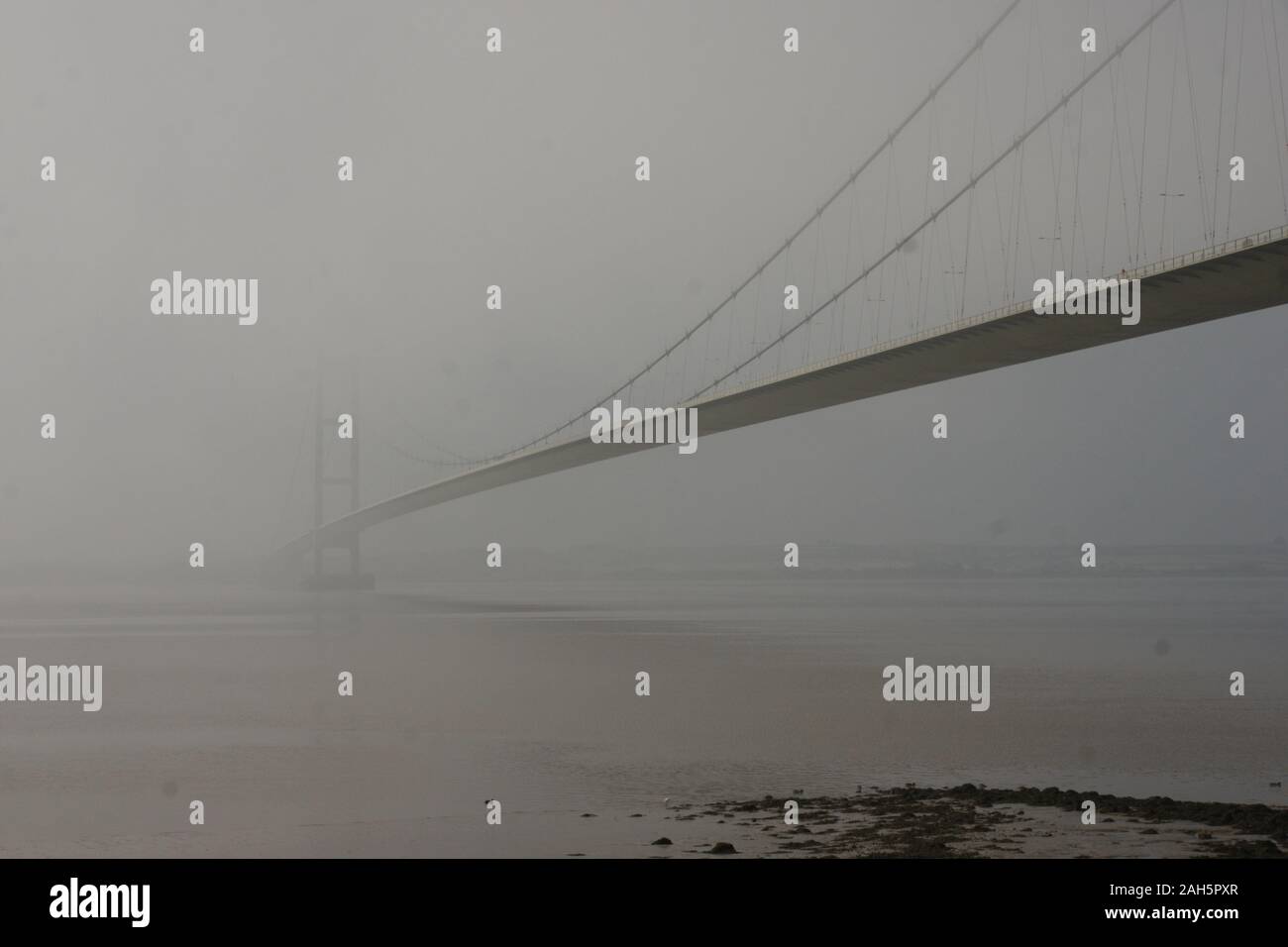Il Humber Bridge nella nebbia Foto Stock