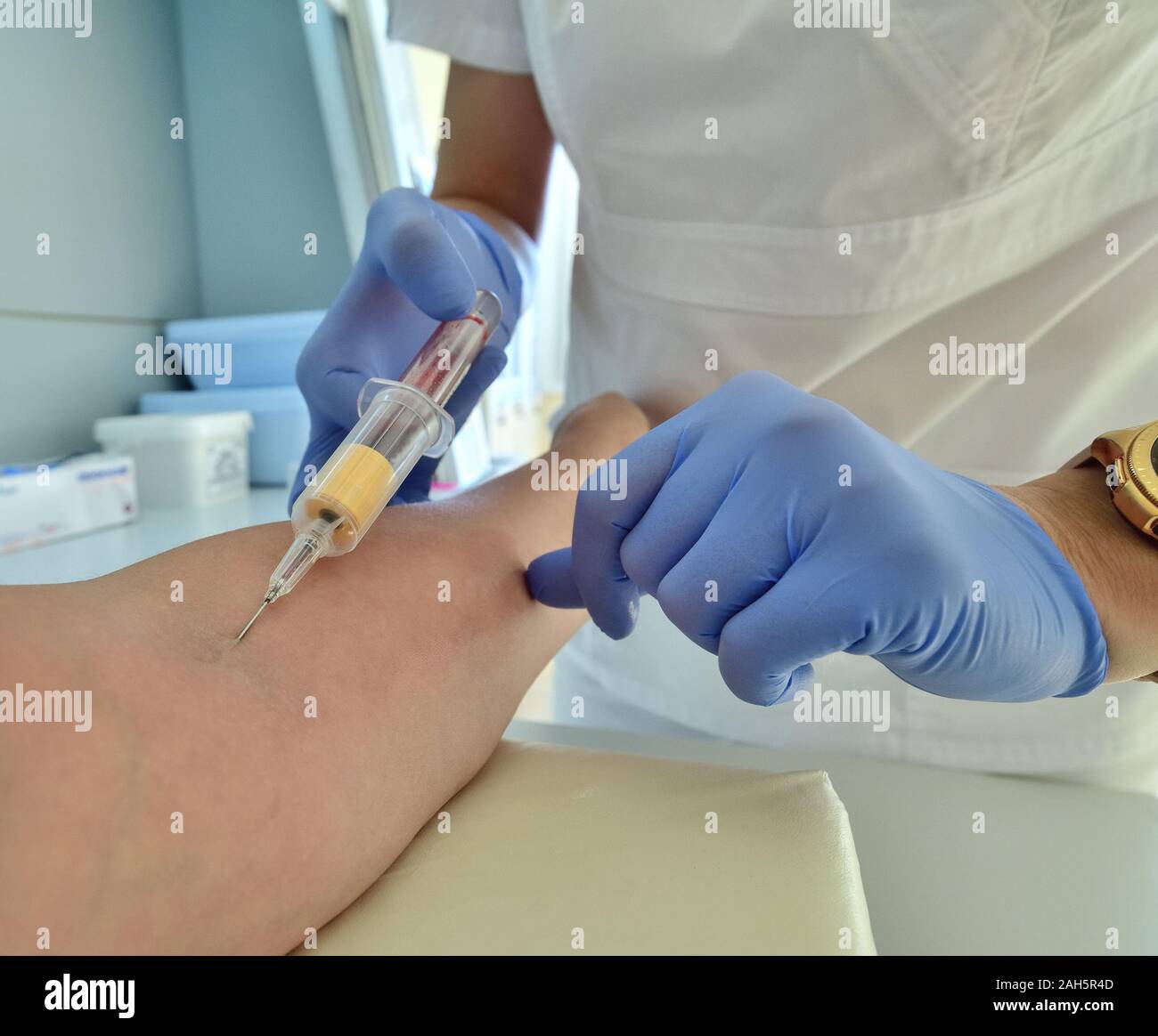 Il medico prende il sangue da una vena per l'analisi Foto Stock