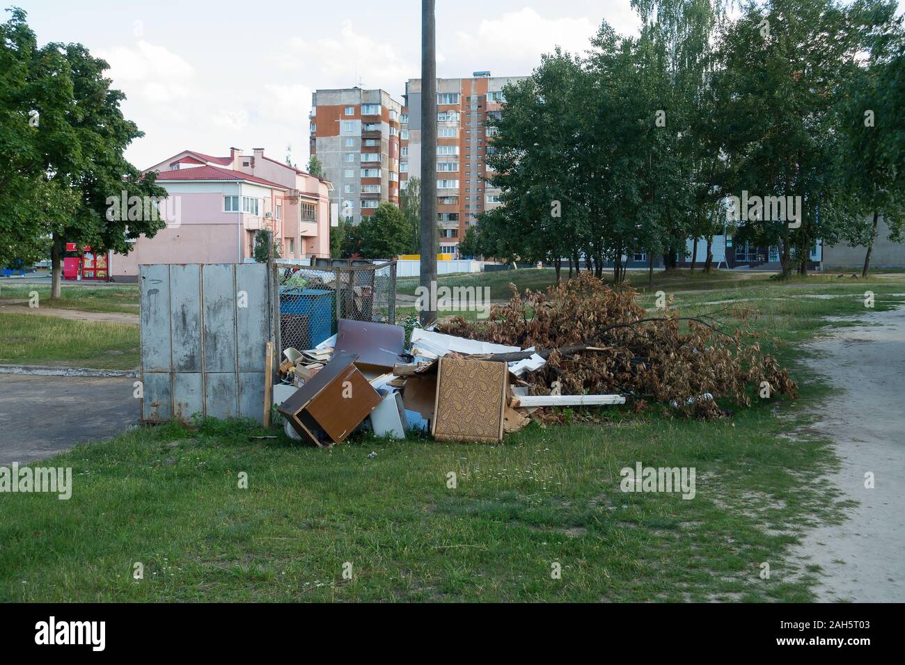 L'immondizia è pila partite dump, molti rifiuti sacchetti di plastica nero di rifiuti a passerella Foto Stock