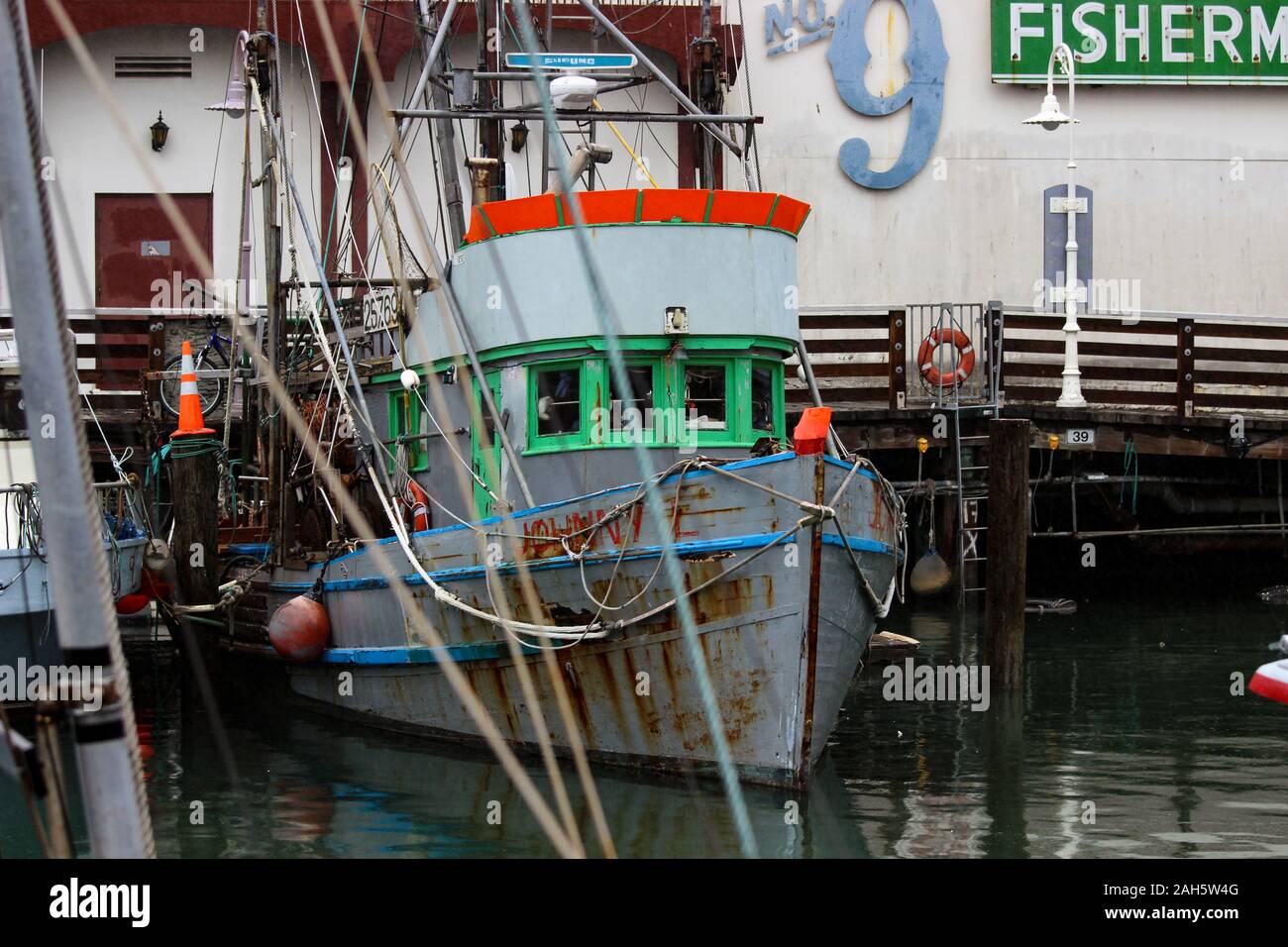 Vecchie e arrugginite poco o di pesca del granchio barca ormeggiata al Pontile del Pescatore a San Francisco, Stati Uniti d'America Foto Stock