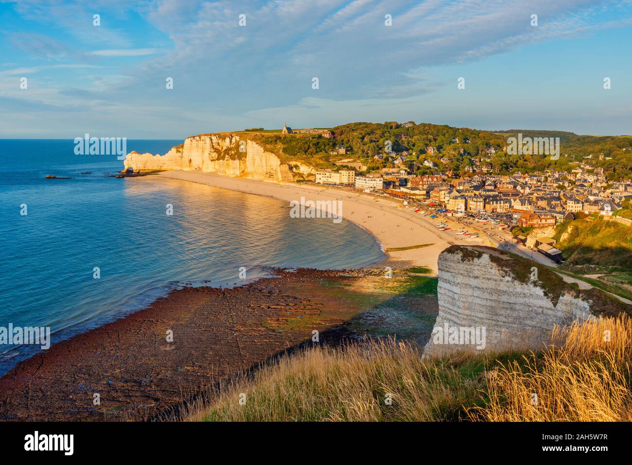 Elevato angolo di visione su Etretat Normandia Francia intorno al tramonto Foto Stock