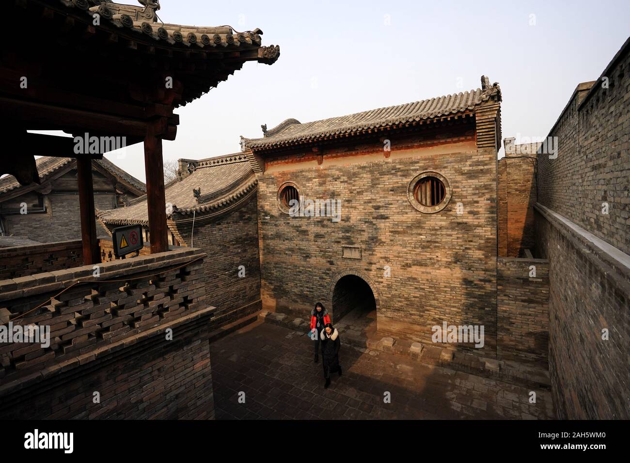 (191225) -- PINGYAO, 25 dicembre, 2019 (Xinhua) -- turisti visitano il sito storico della contea di governo ufficio o ufficio di magistrato, nell'antica città di Pingyao in Jinzhong, nel nord della Cina di nella provincia di Shanxi, il 25 dicembre 2019. Di Pingyao, un Patrimonio Mondiale UNESCO nel nord della Cina di nella provincia di Shanxi, è famoso per il suo ben conservato di architettura antica tra cui le mura della città. La città si espande nel XIX secolo come la Cina del centro finanziario, come mercanti dello Shanxi ampliato le loro aziende in tutto il paese. Ora, il ben conservato composti di questi facoltosi mercanti e alcuni mod emergenti Foto Stock