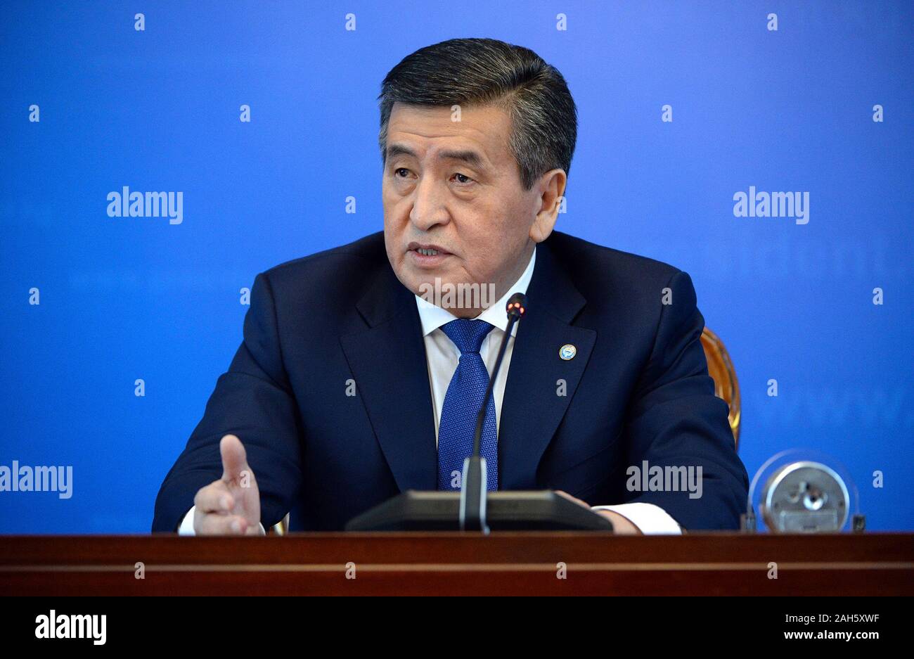 Bishkek, Kirghizistan. 25 Dic, 2019. Il presidente del Kirghizistan Sooronbay Jeenbekov parla durante una conferenza stampa a Bishkek, capitale del Kirghizistan, il 25 dicembre, 2019. La Cina è un vicino amichevole del Kirghizistan, e le relazioni bilaterali è "ad alto livello,' Sooronbay Jeenbekov detto qui mercoledì. Credito: Roman/Xinhua/Alamy Live News Foto Stock