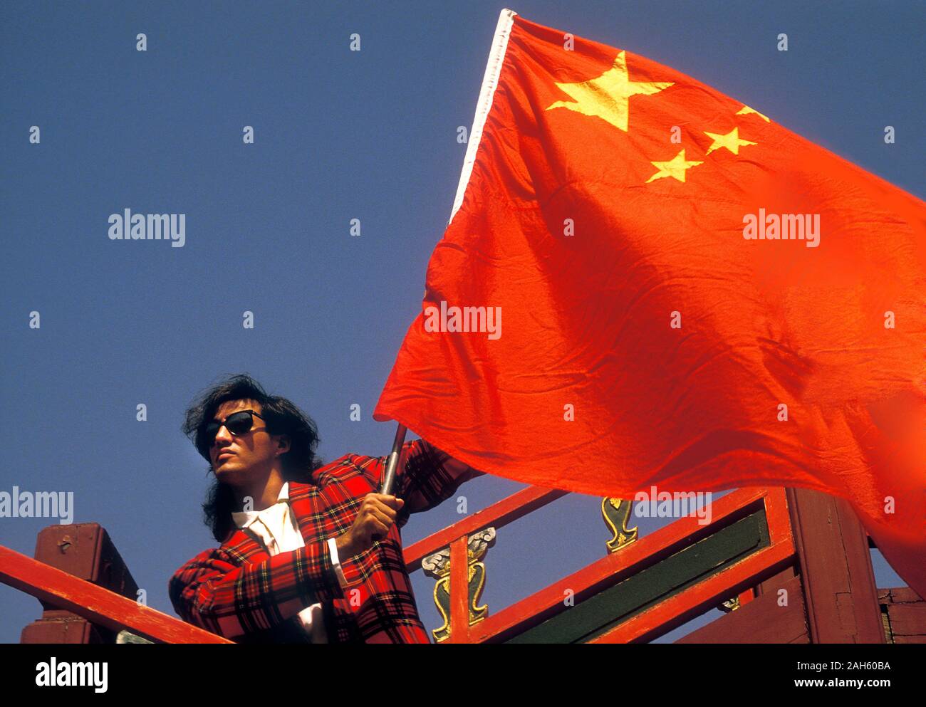 Andrew Ridgely di Wham! Con bandiera cinese a Pechino 1985 Foto Stock