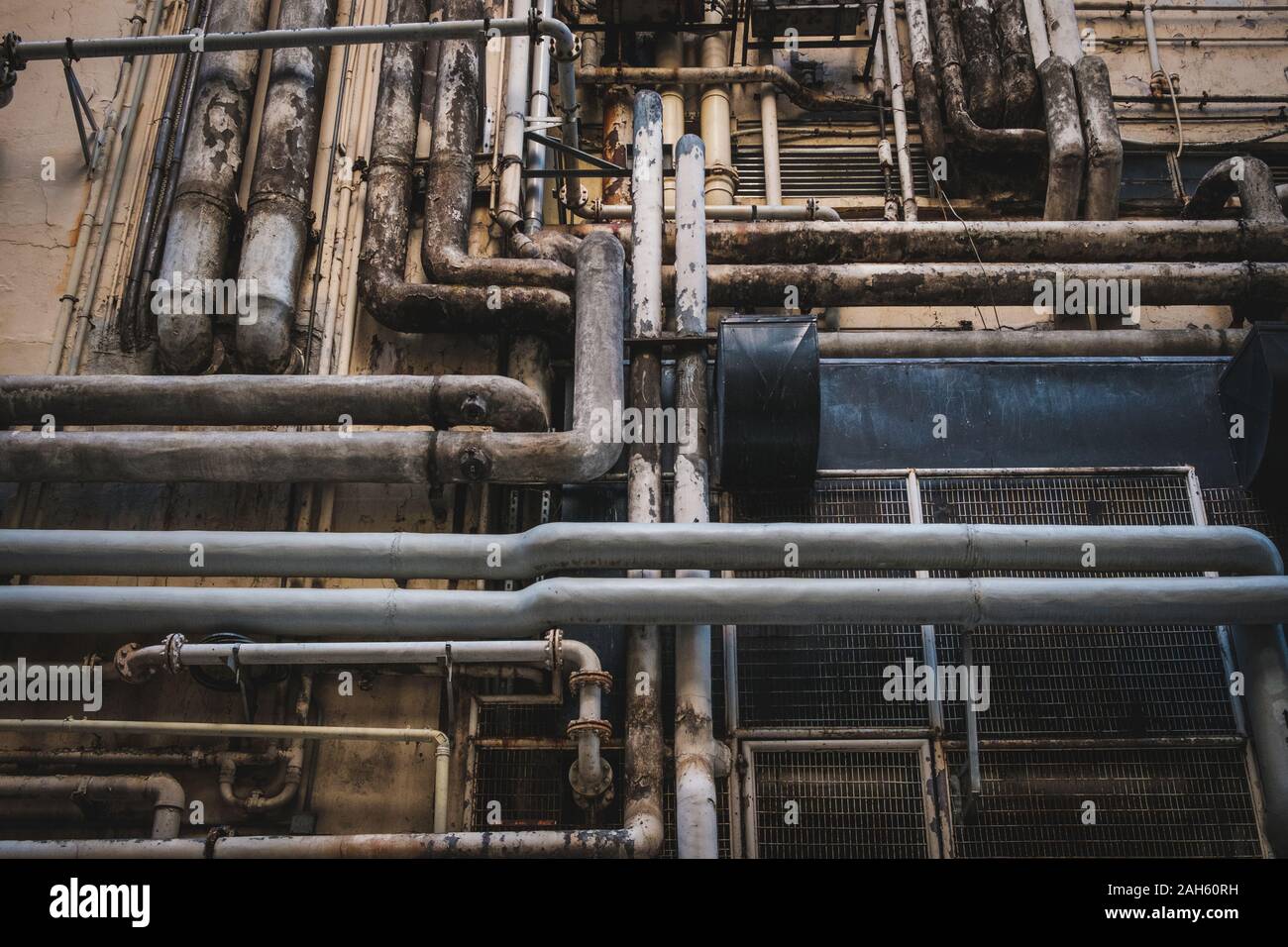 Tubi di sporco su esterno dell'edificio, background industriale - Foto Stock