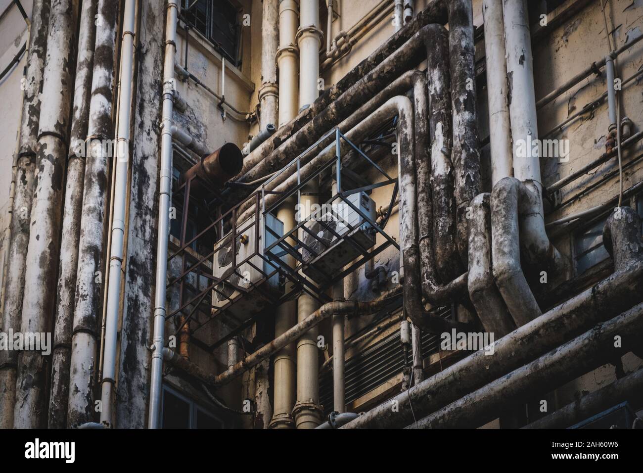 Tubi di sporco su esterno dell'edificio, background industriale - Foto Stock