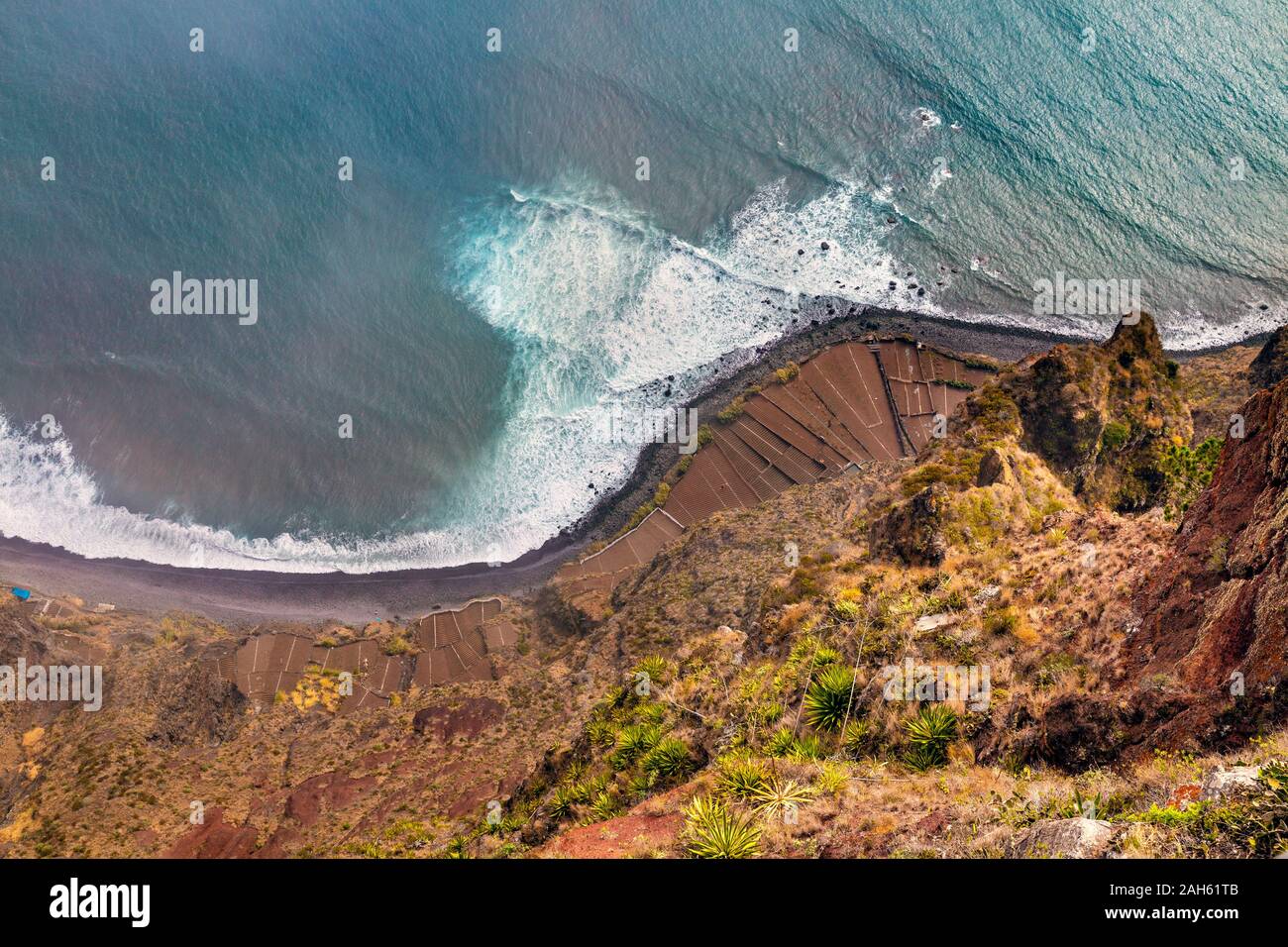 Vista della costa dall'alto dalla terrazza dello Skywalk di Cabo Girao (Capo Girão), Madeira, Portogallo Foto Stock