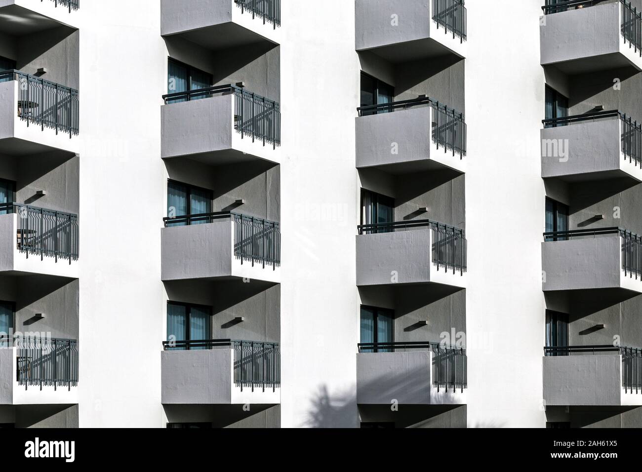 Primo piano di balconi in un resort a Madeira, in Portogallo Foto Stock