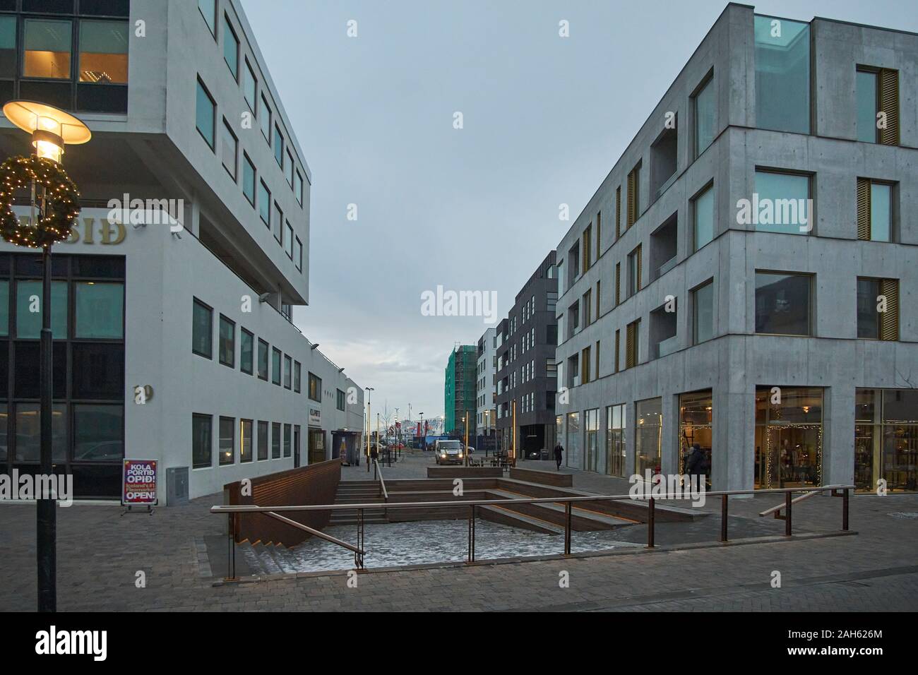 Western Reykjavík ampio angolo di scene di strada nel crepuscolo di inverno Foto Stock