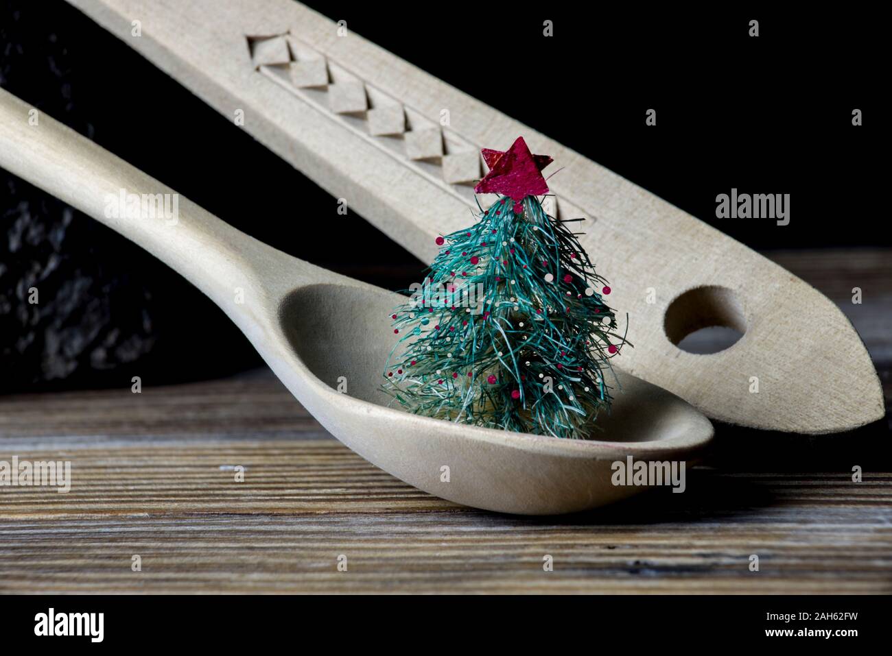 Chritsmas piccolo albero in un cucchiaio di legno Foto Stock