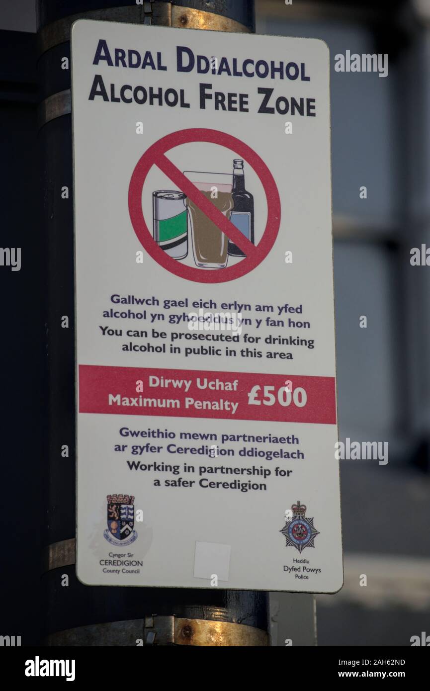 Aberystwyth Ceredigion nel Galles, Regno Unito 25 Dicembre 2019: lingua gallese segno per un alcool Free Zone lungo il fronte mare Foto Stock