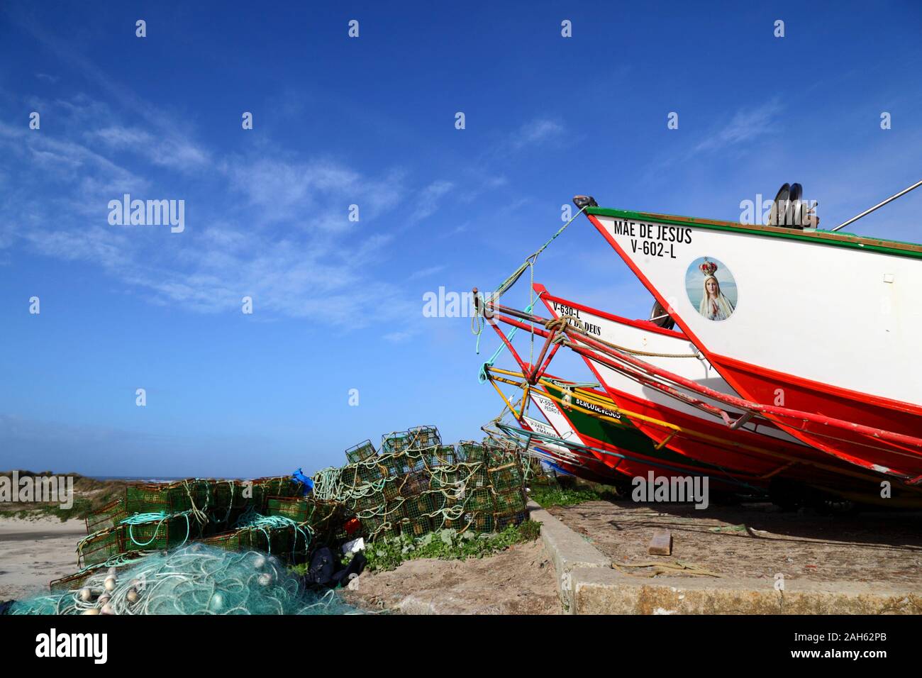 Barche da pesca e trappole per granchi sulla riva a Esposende, provincia di Minho, Portogallo settentrionale Foto Stock