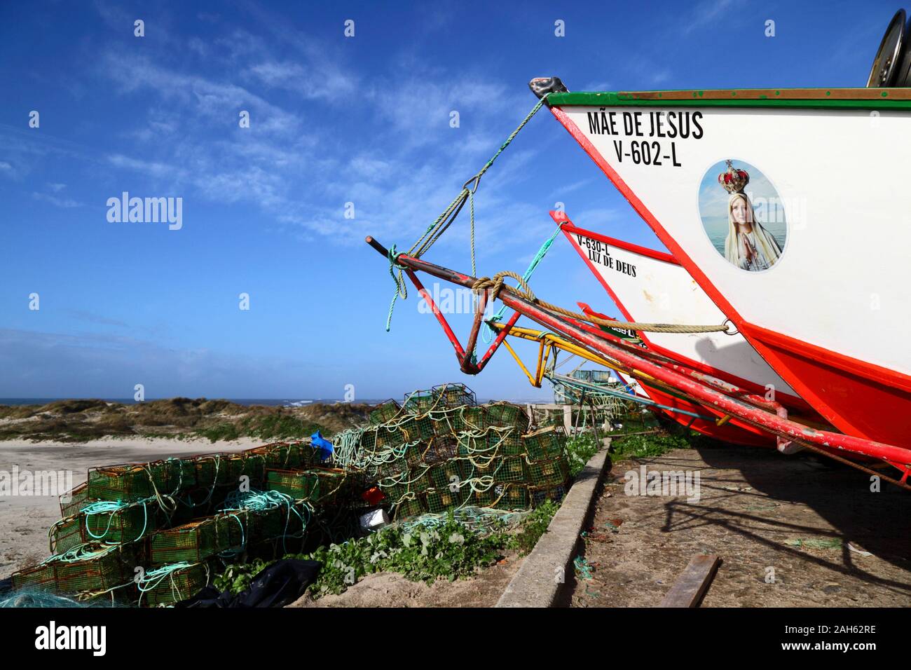 Barche da pesca e trappole per granchi sulla riva a Esposende, provincia di Minho, Portogallo settentrionale Foto Stock