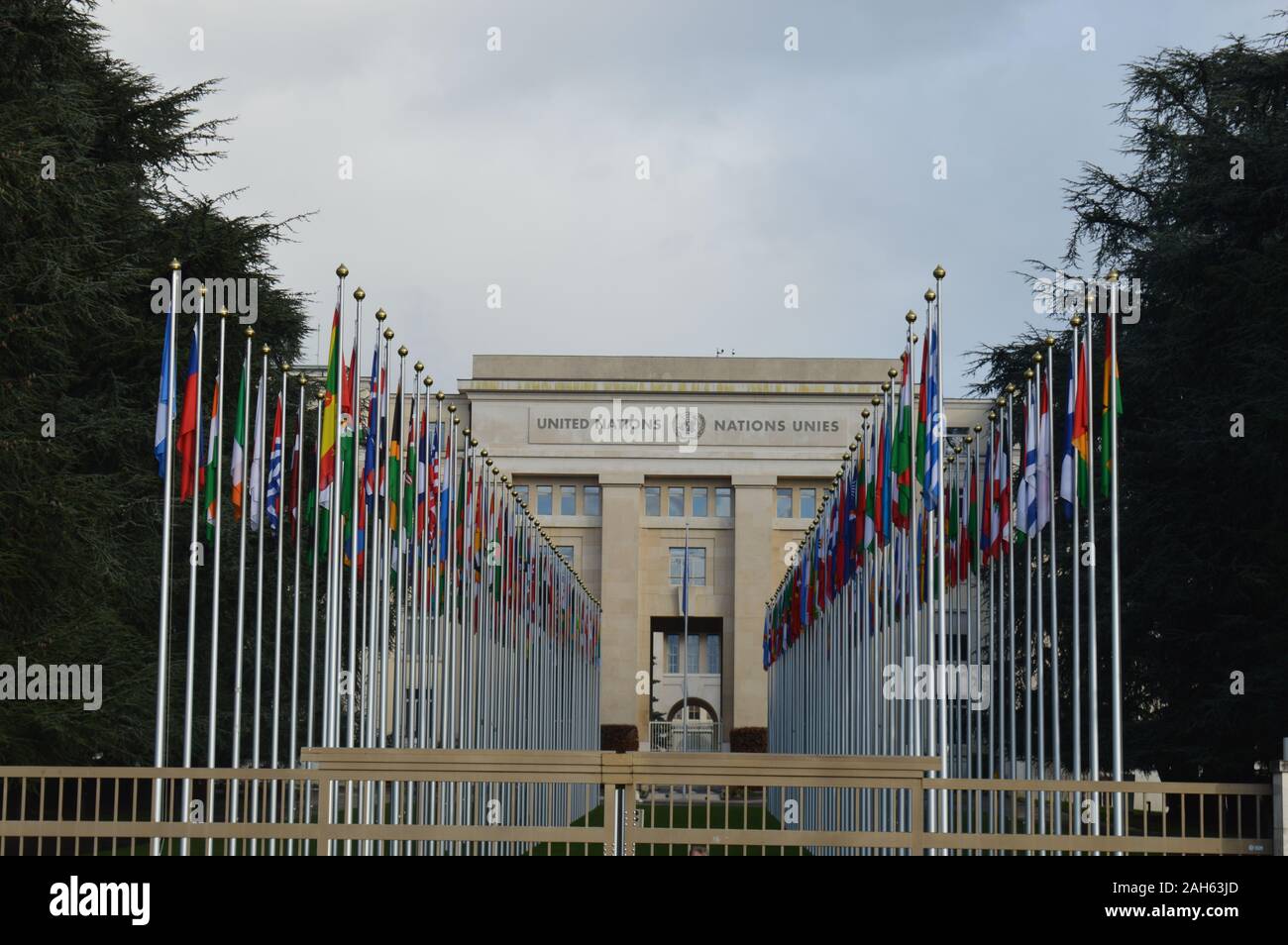 Ginevra, Svizzera. 21 dicembre 2019. Bandiere nazionali all'ingresso dell'Ufficio delle Nazioni Unite (Palais des Nations) a Ginevra. Foto Stock