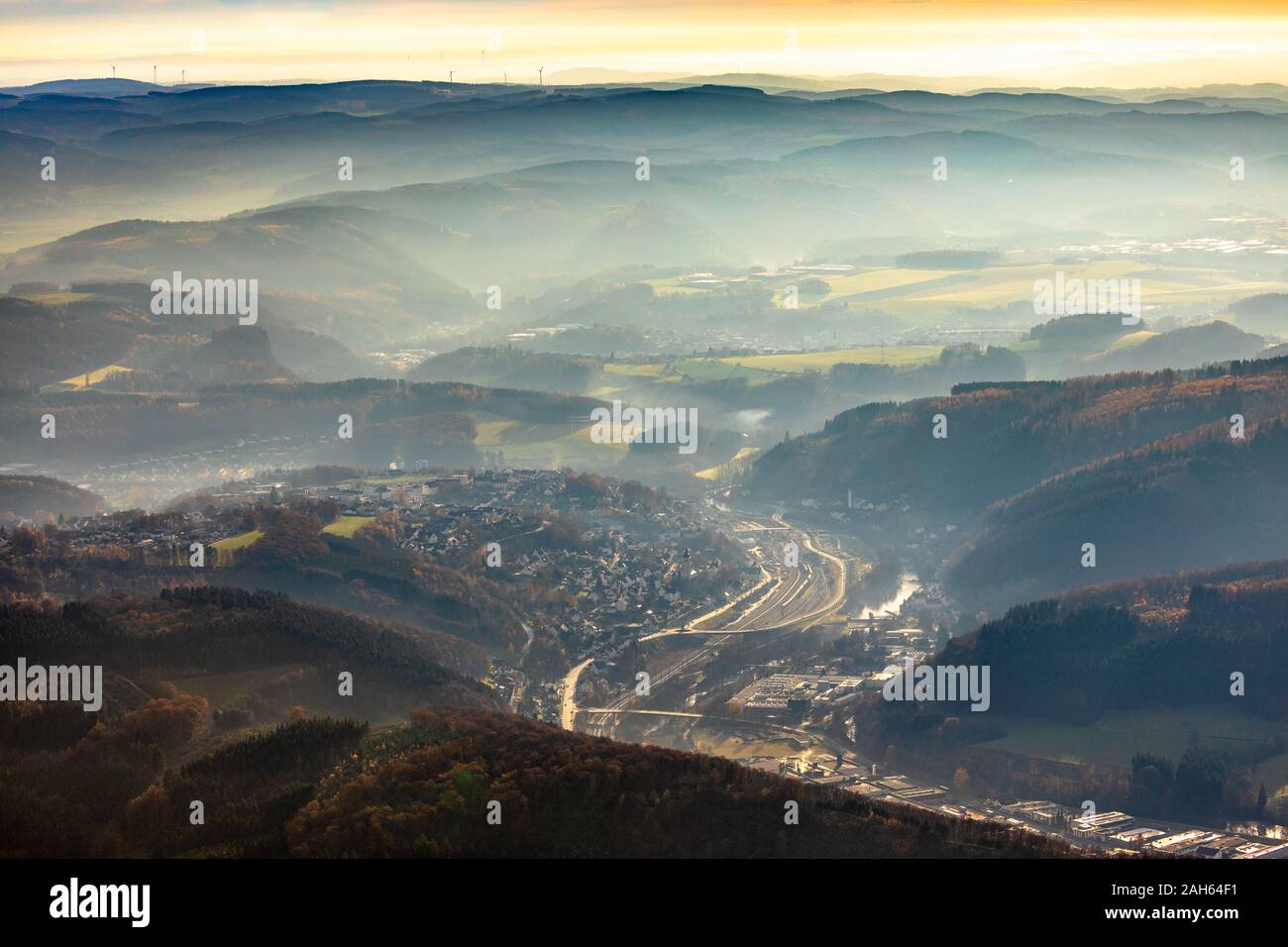 Vista aerea, vista su Sauerland a Finnentrop-Rönkhausen, Finnentrop, Sauerland, Renania settentrionale-Vestfalia, Germania, DE, Europa, uccelli-eyes view, antenna Foto Stock