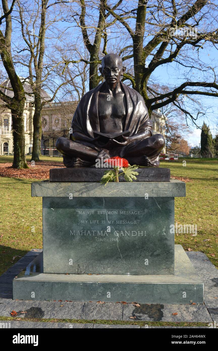 Ginevra, Svizzera. 21 dicembre 2019. Statua di Mahatma Ghandi al Parco Ariana, con l'iscrizione di My Life is My message. Foto Stock