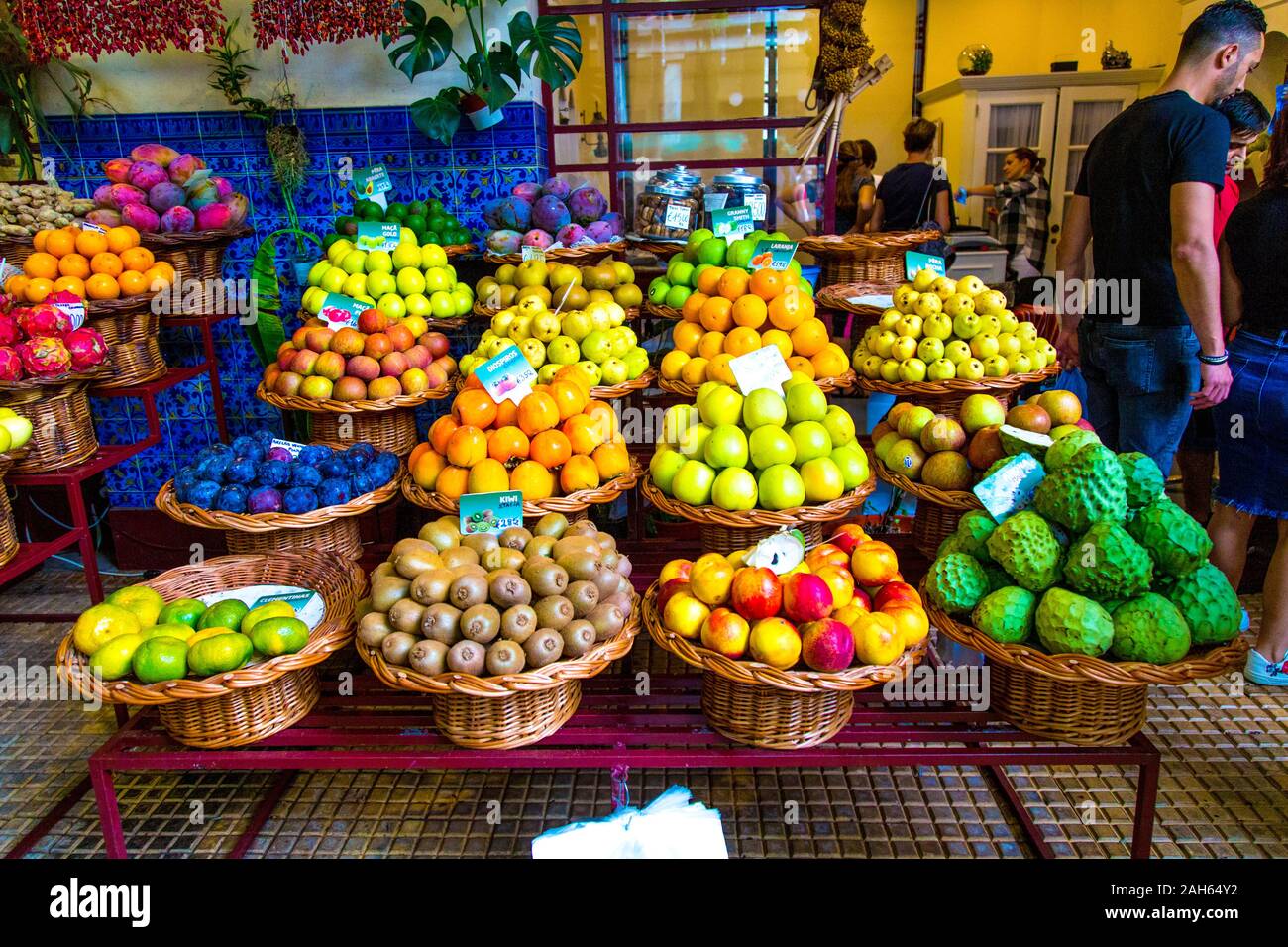 Bancarella di frutta esotica a Mercado dos Lavradores, Funchal, Madeira Foto Stock