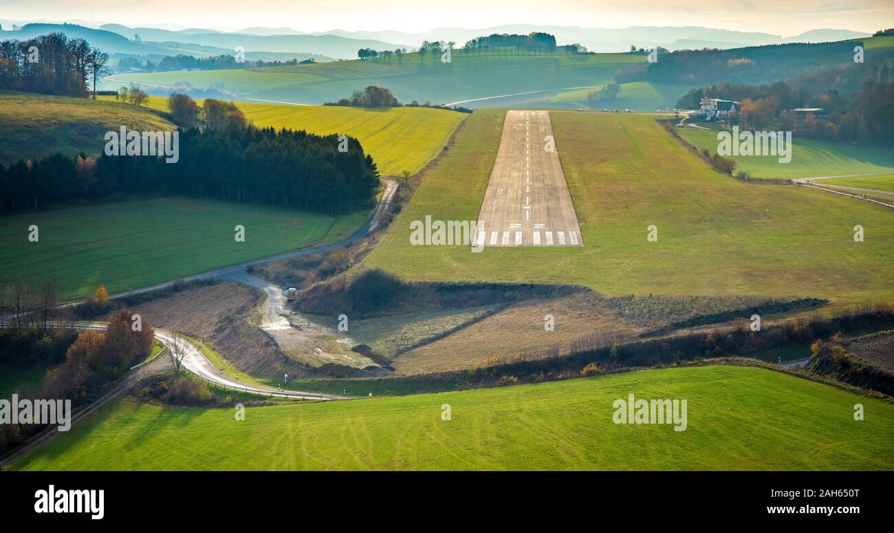 Fotografia aerea, Flughafen Meschede-Schüren, Flugplatzgesellschaft Meschede mbH, pista rurale, pista, piccolo aerodromo, aviazione generale, GAT, Schüre Foto Stock