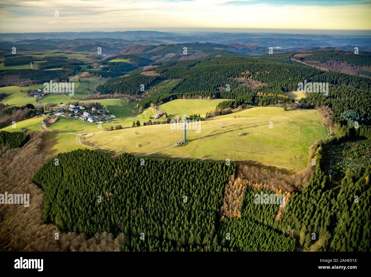 Foto aerea, zona sciistica in autunno, prato selvatico, Sundern, Sauerland, Renania settentrionale-Vestfalia, Germania, DE, Europa foto aerea, uccelli-occhi vista, aeri Foto Stock