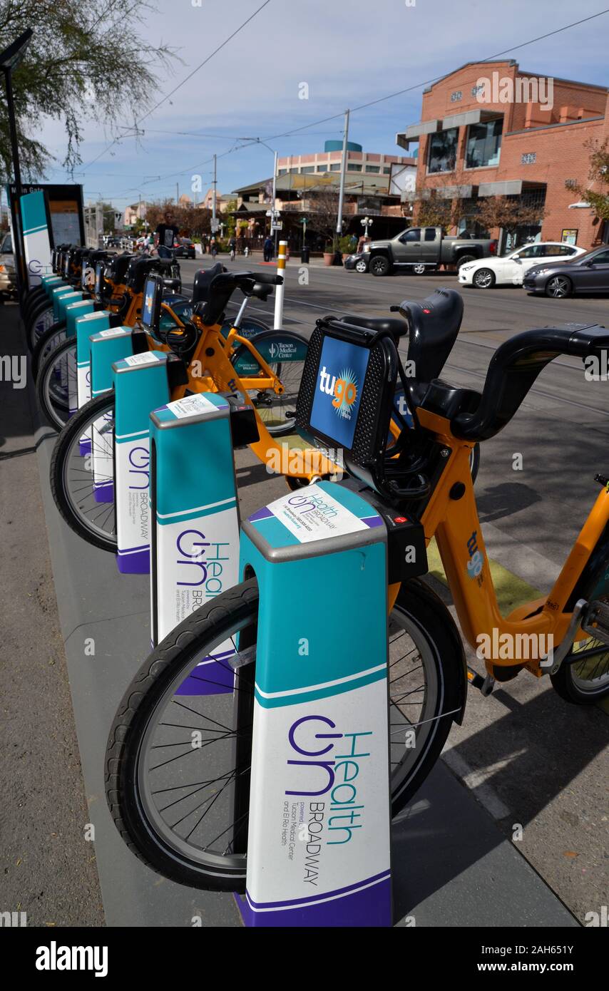 Le biciclette sono disponibili per affitto lungo University Boulevard vicino al cancello principale dell'Università di Arizona campus, Tucson, Arizona, Stati Uniti. Foto Stock
